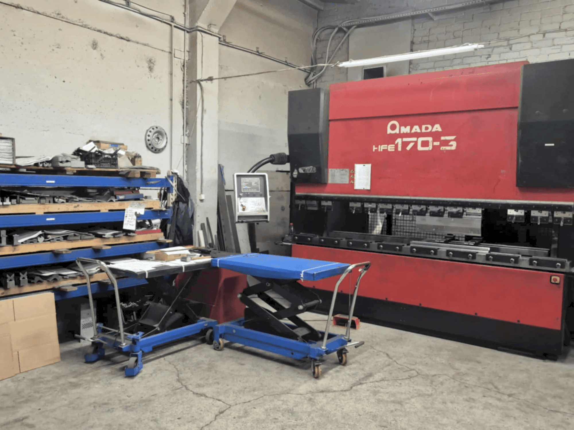 AMADA HFE 170-3-maskinen framifrån
