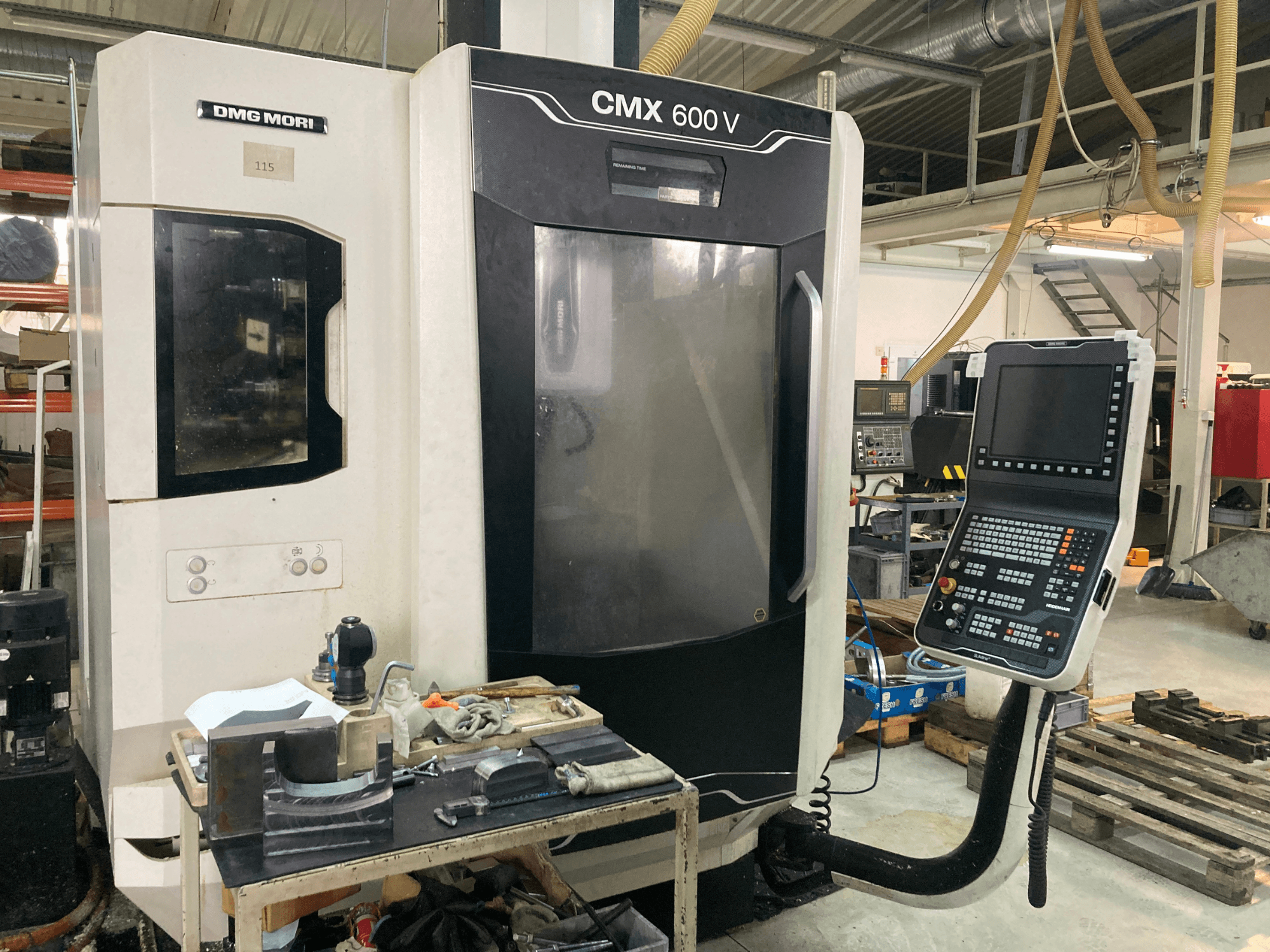 DMG MORI CMX 600 V fräsmaskin sedd framifrån, med kontrollpanelen och arbetsbordet med verktyg.