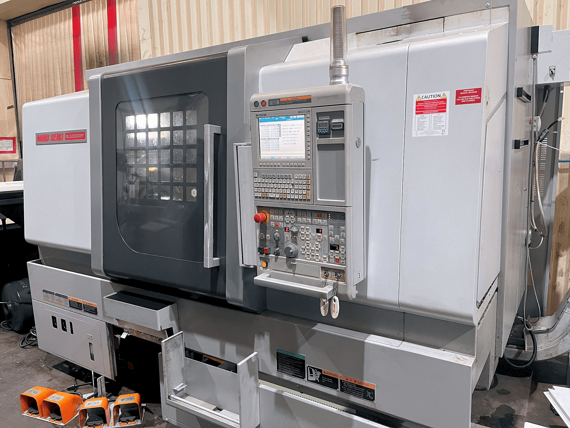 MORI SEIKI NL X2500SY/700-maskinen framifrån