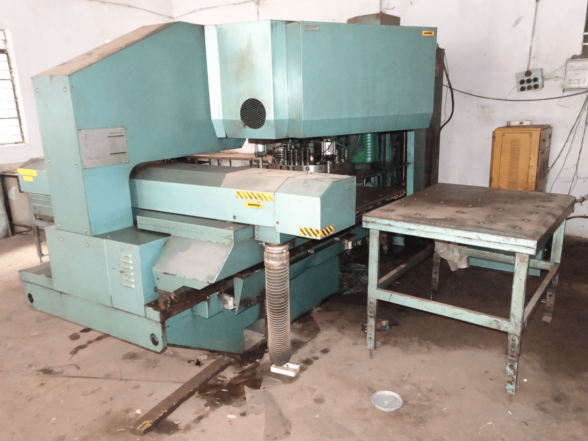 AMADA-maskinen sedd från högerPEGA 244