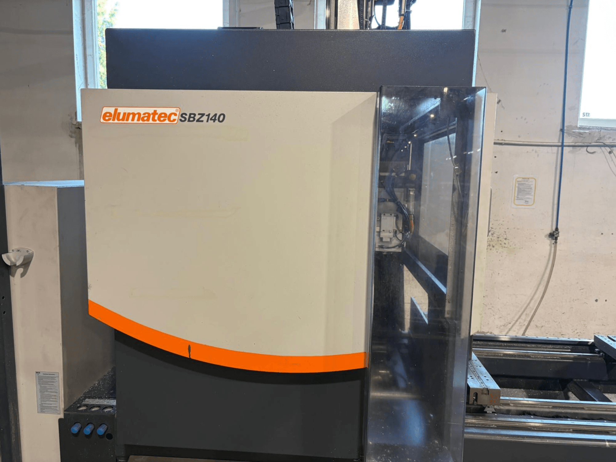 Elumatec SBZ-140 vertikal fleroperationsmaskin, framifrån, visar den eleganta designen och detaljerna på kontrollpanelen.