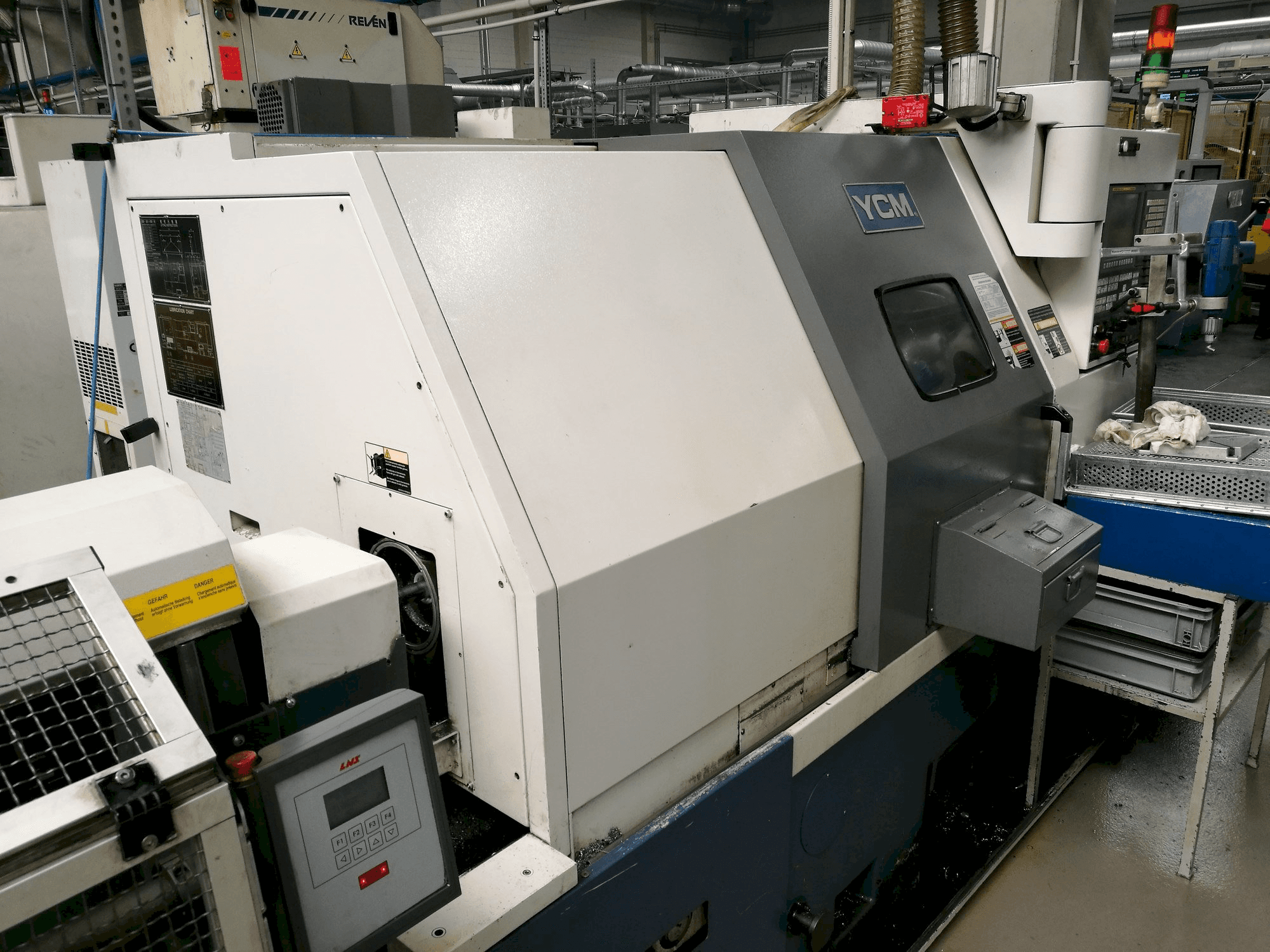 YCM GT-250A-maskinen framifrån