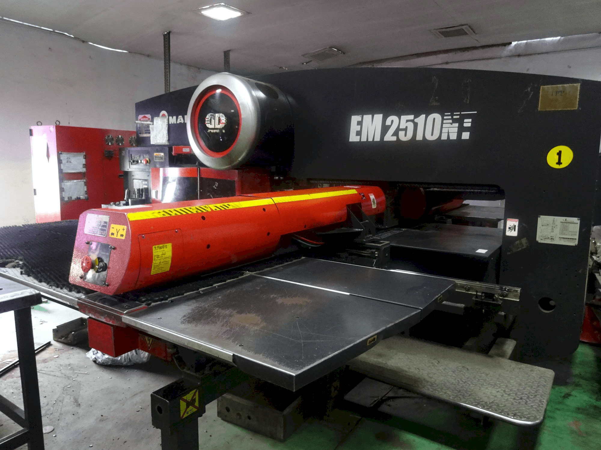 AMADA EM 2510 NT-maskinen framifrån