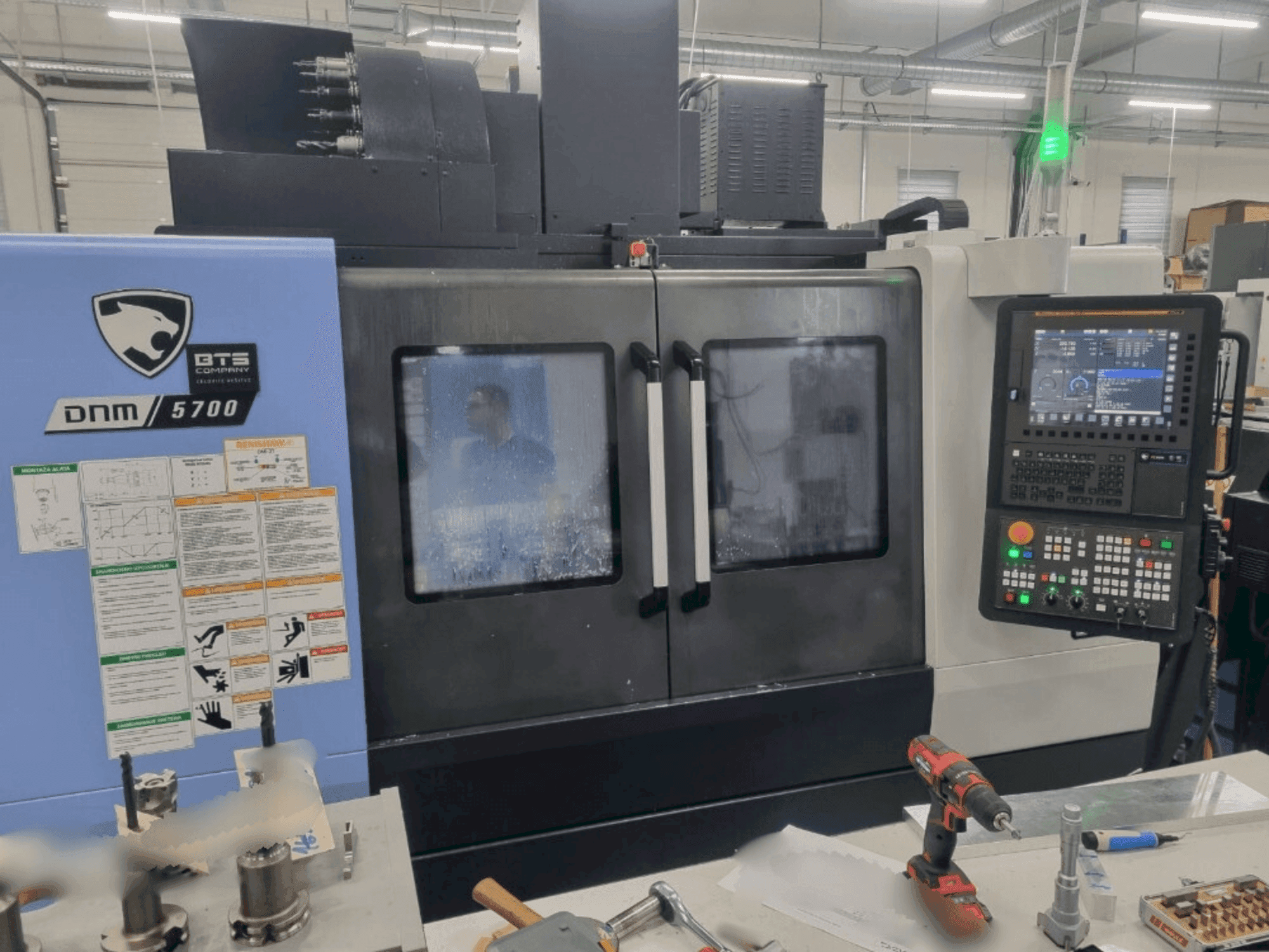 DN SOLUTIONS DNM 5700-maskinen framifrån