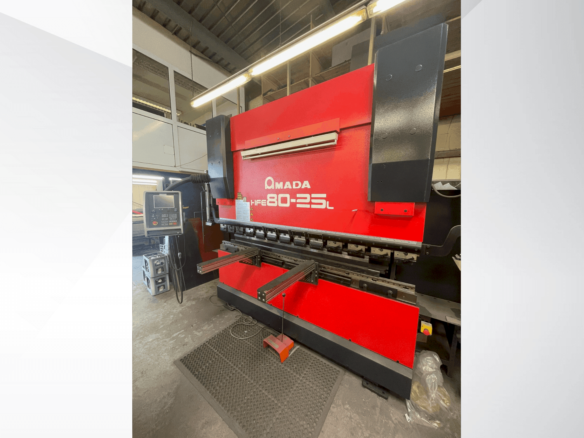 AMADA HFE 80-25 L-maskinen framifrån