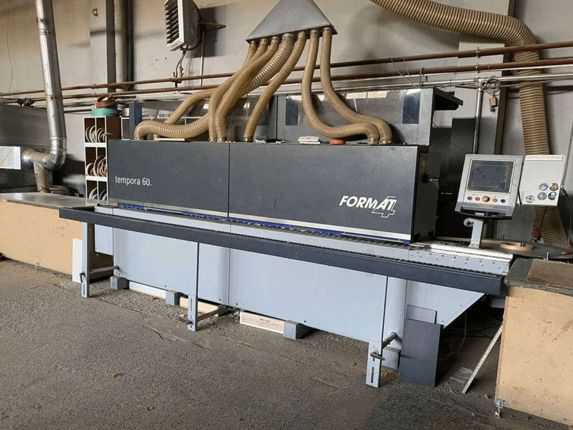 FORMAT4 Tempora 60 kantlistmaskin i sidovy, med flera slangar och en kontrollpanel med knappar och skärm.