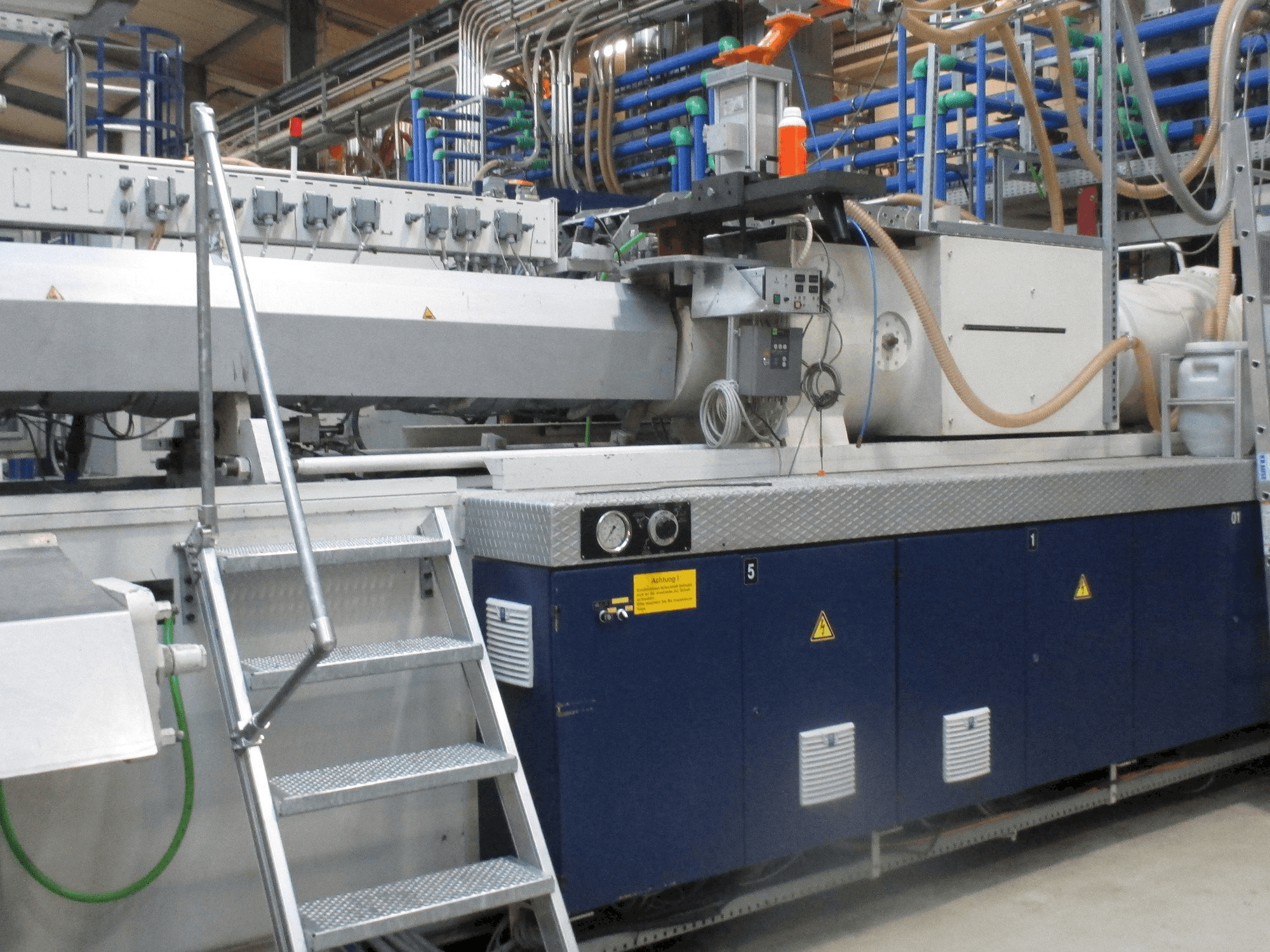 Krauss Maffei 1300/14700 MC-maskinen framifrån