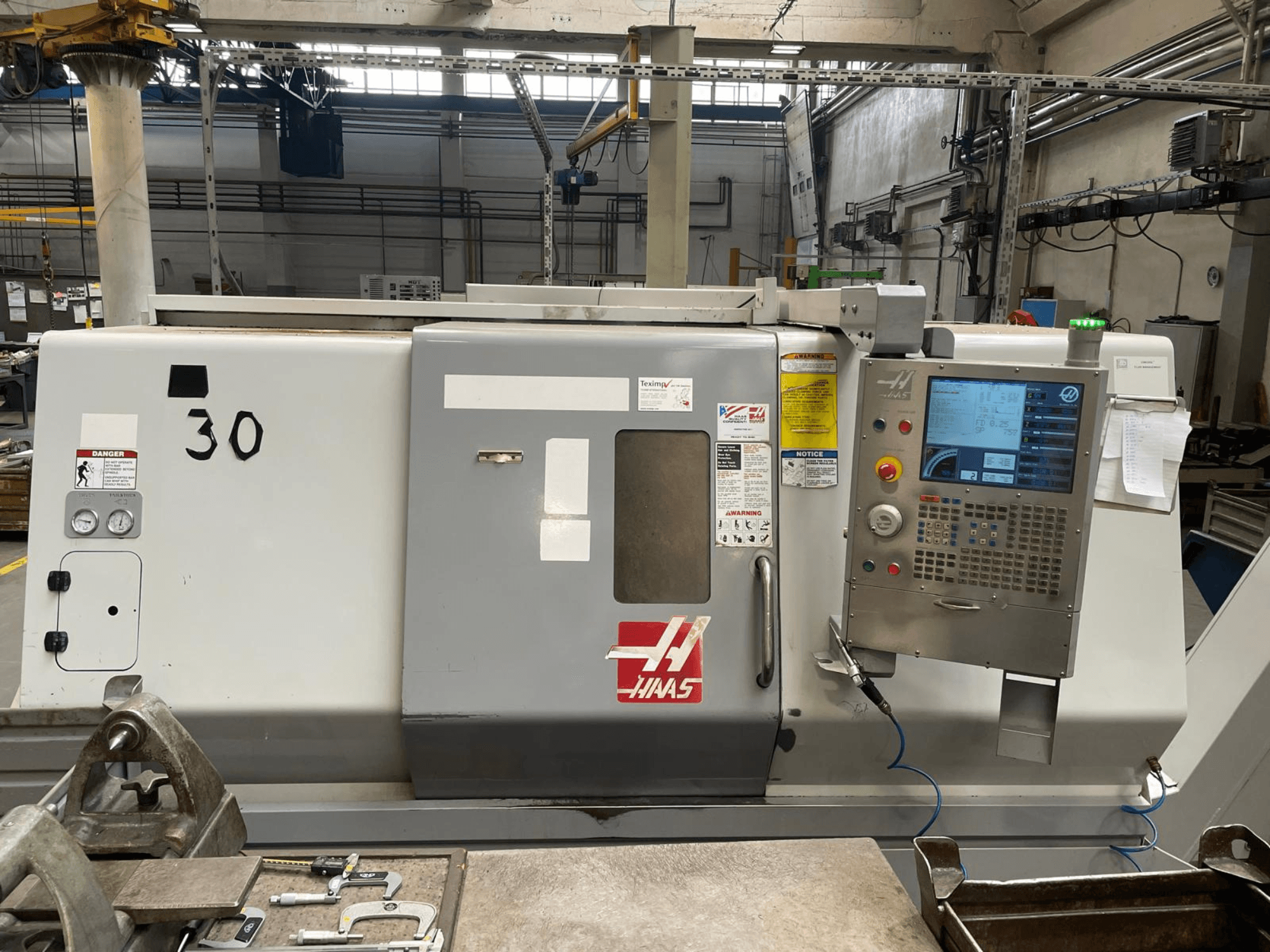 Haas SL-30THE – horisontell svarv, framifrån sett, med digital kontrollpanel, varningsetiketter och modellnummer 30.