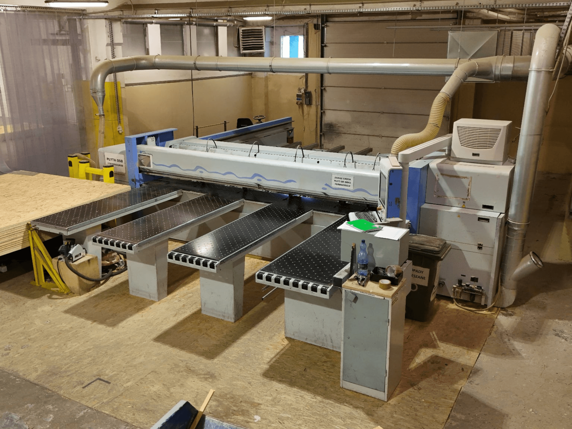 HOLZMA HPP 350/43/38 panelsåg i en verkstad, sedd uppifrån, med skärområdet och stödborden i bild.