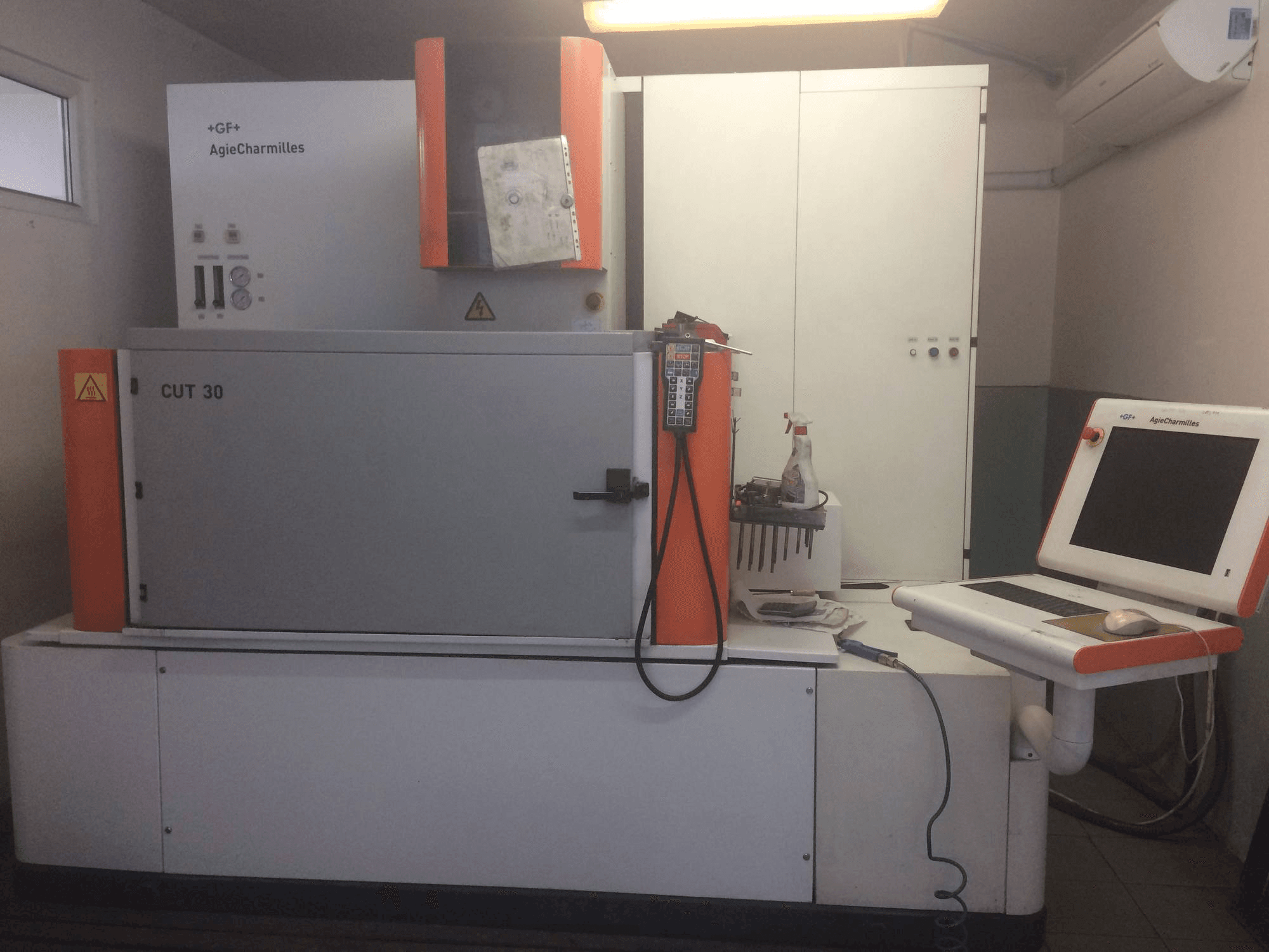 AgieCharmilles CUT 30P-maskinen framifrån