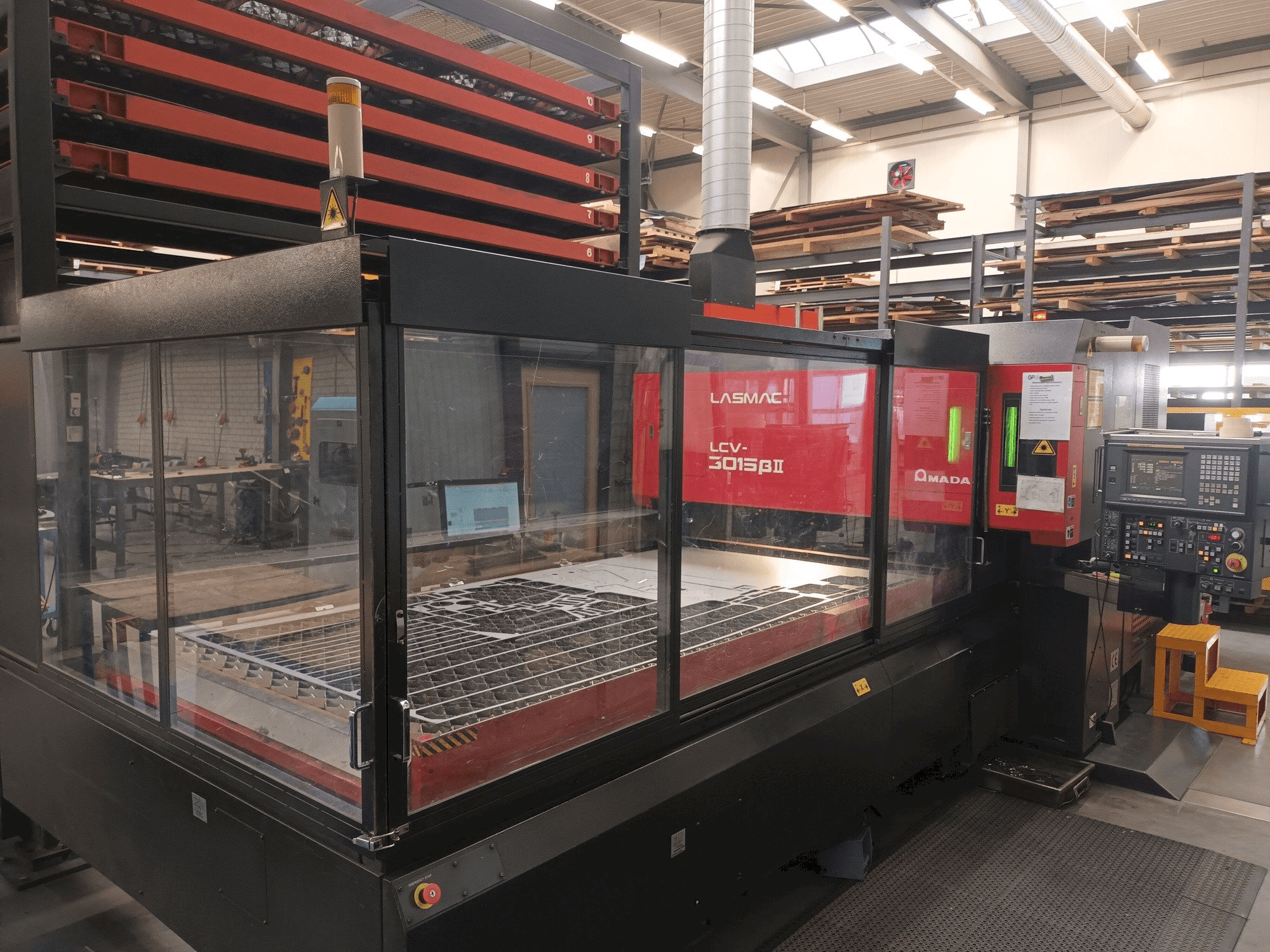 AMADA LCV 3015 3KW + Automation/storage-maskinen framifrån