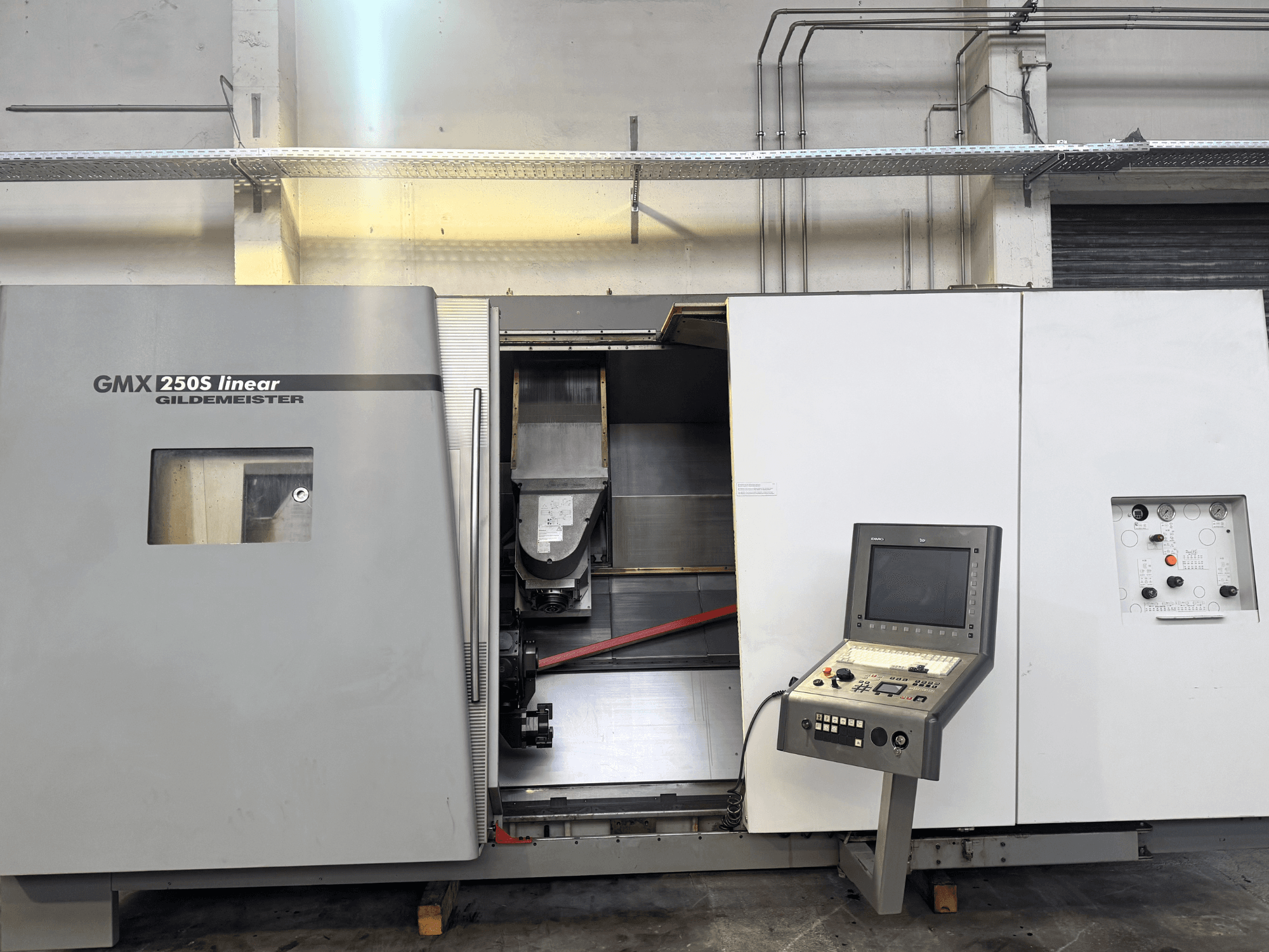 Gildemeister GMX 250S linjär CNC-maskin, framifrån, visar kontrollpanelen och det öppna arbetsområdet.