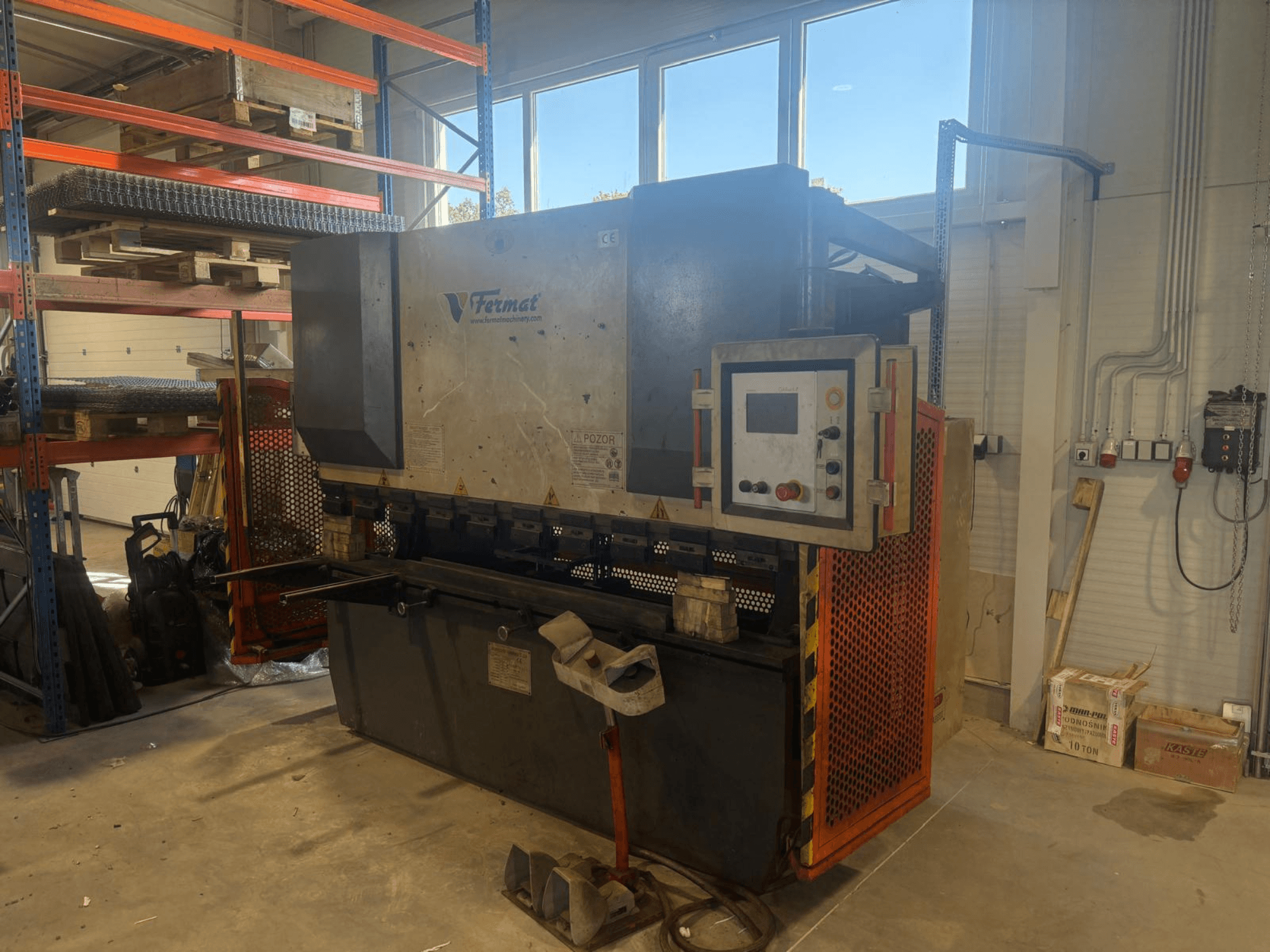 FERMAT CTOF 80/2500 CNC-kantpress sedd från sidan, med kontrollpanelen och verktygen för metallbockning synliga.