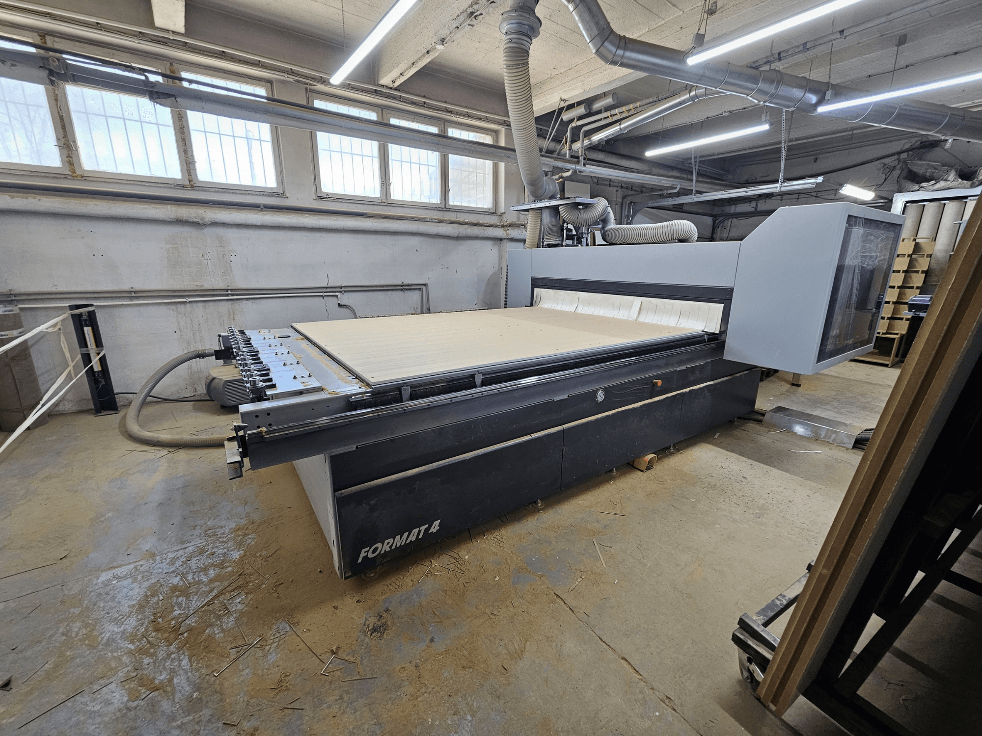 CNC Router FORMAT4 Profit H80 21.31, sidovy som visar det stora arbetsbordet och kontrollpanelen i en verkstadsmiljö.