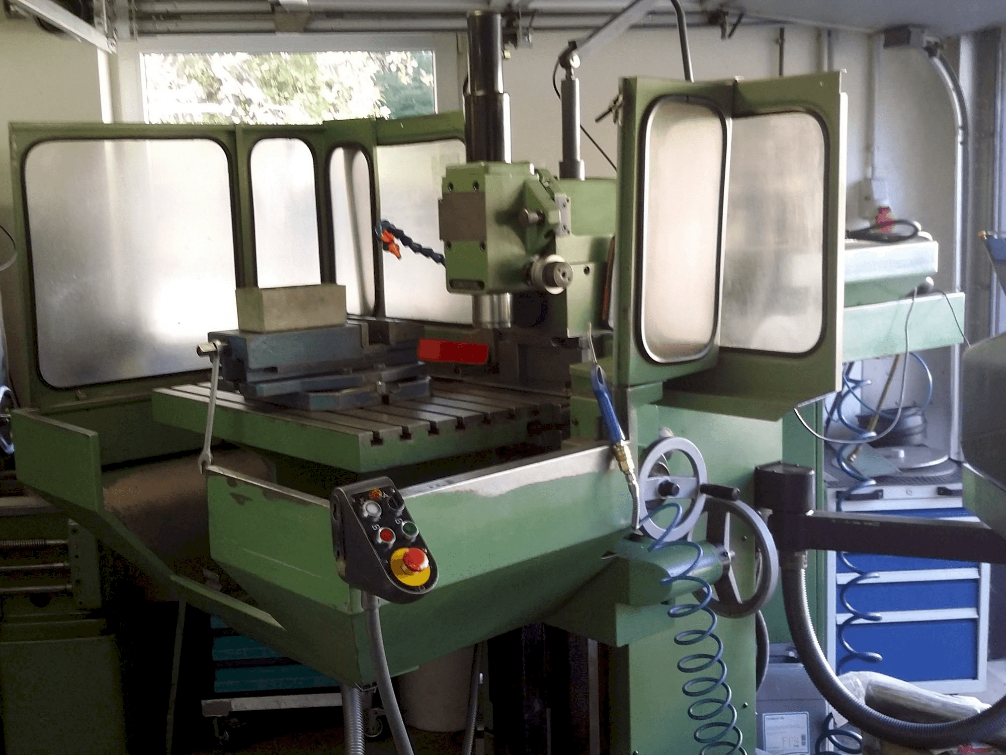 DECKEL FP4A-maskinen framifrån