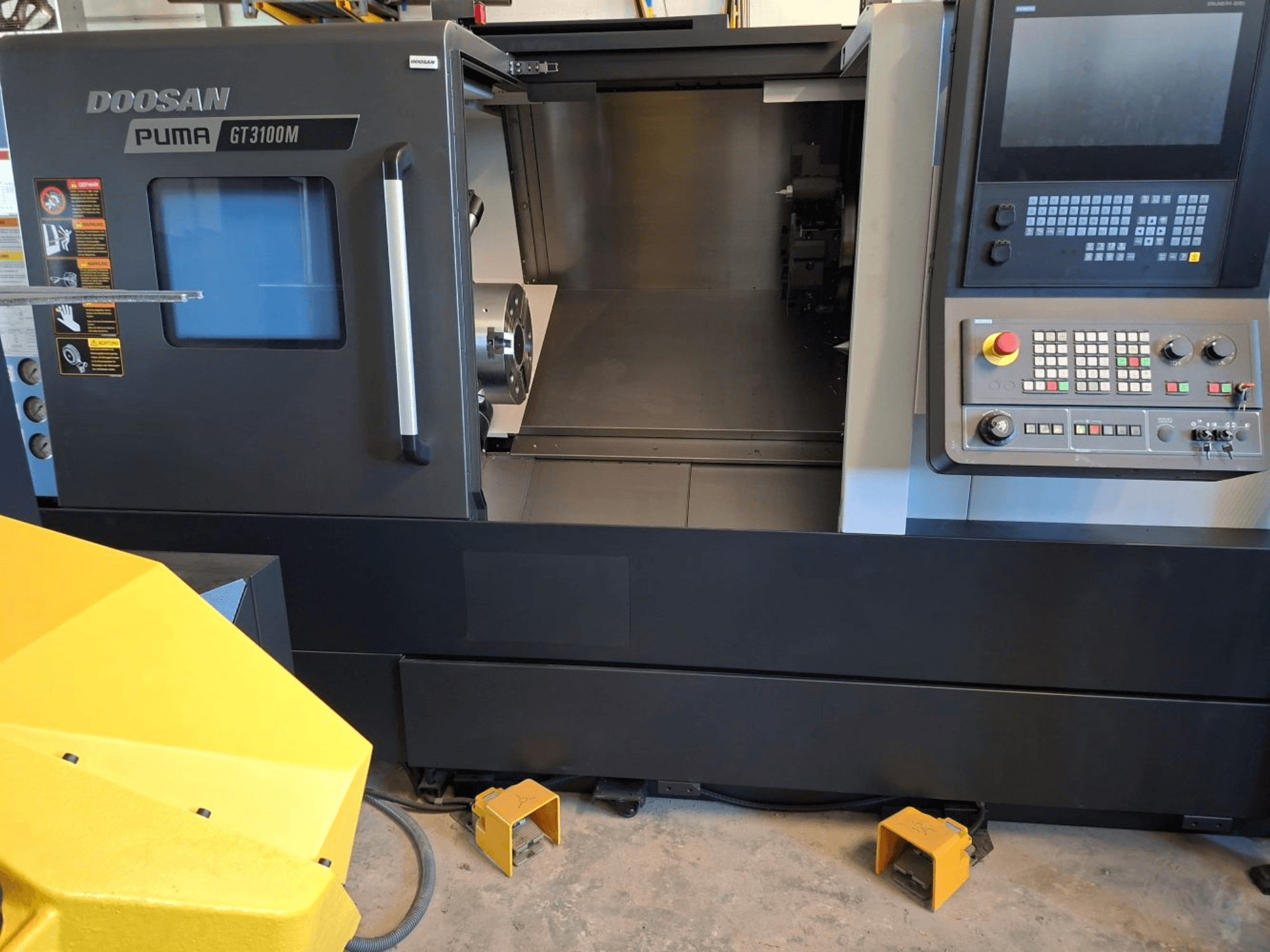 DOOSAN Puma GT 3100 M horisontell svarv framifrån, med kontrollpanel, öppet torn och invändigt arbetsutrymme.