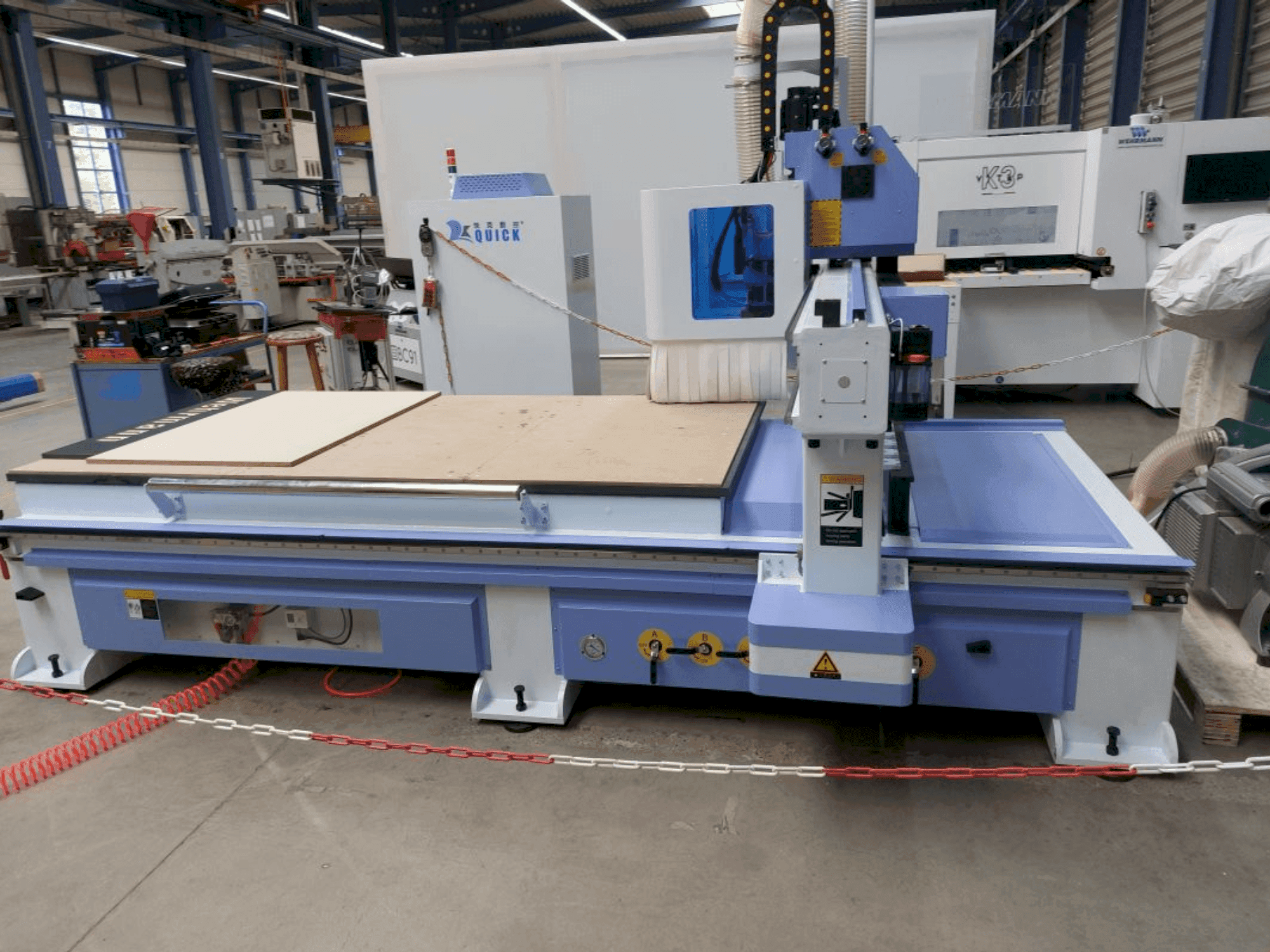 QUICK CNC UE-481-maskinen framifrån