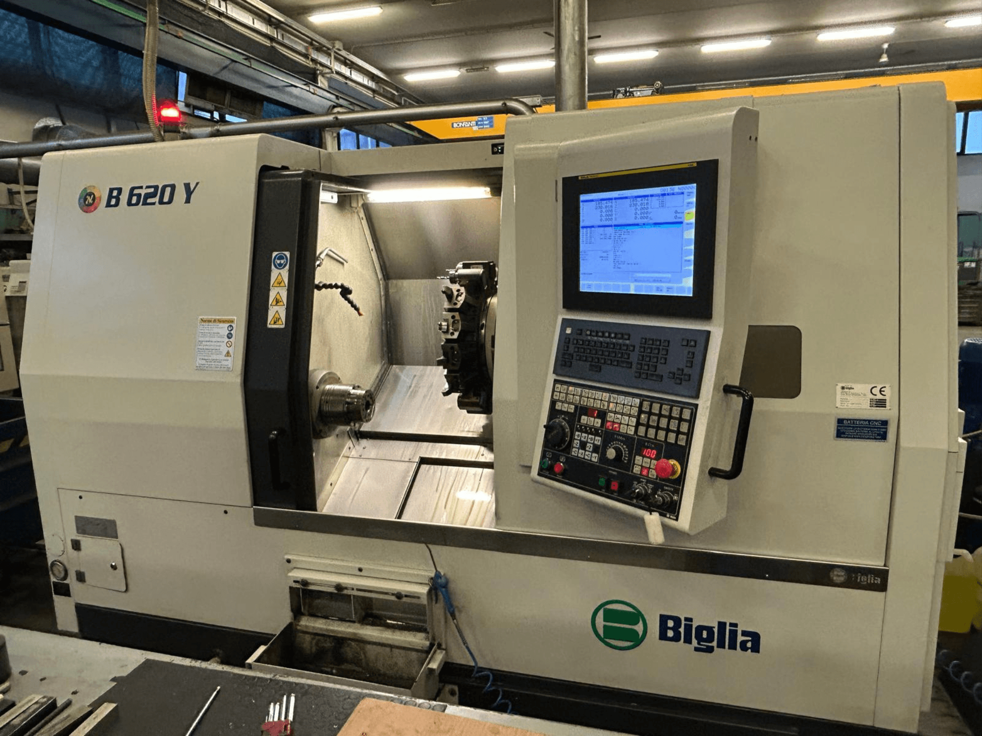 Biglia B 620 Y CNC-svarv i en verkstad, framifrån, med kontrollpanel med digital display och bearbetande komponenter.