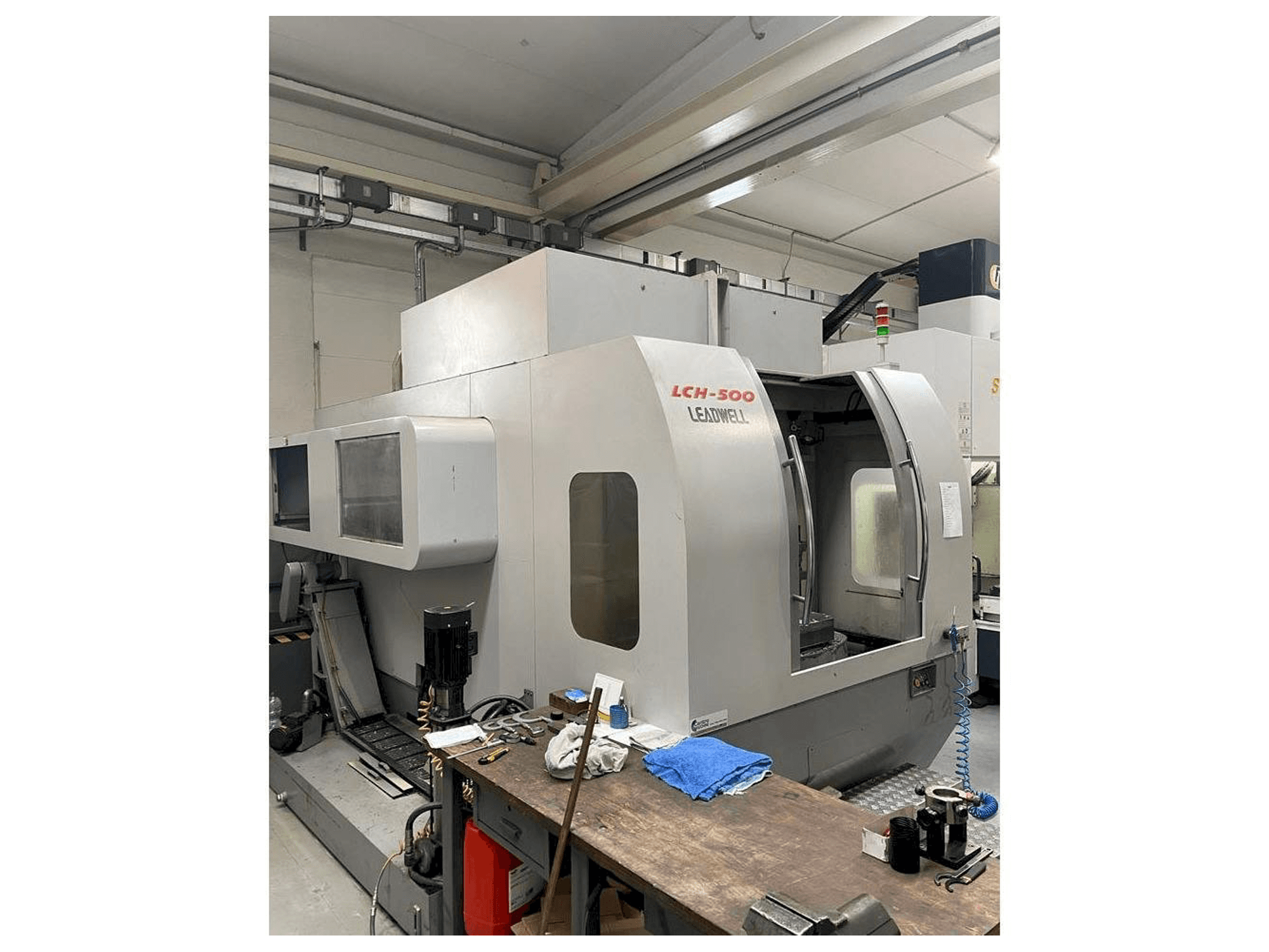 Leadwell LCH-500-maskinen sedd från vänster sida