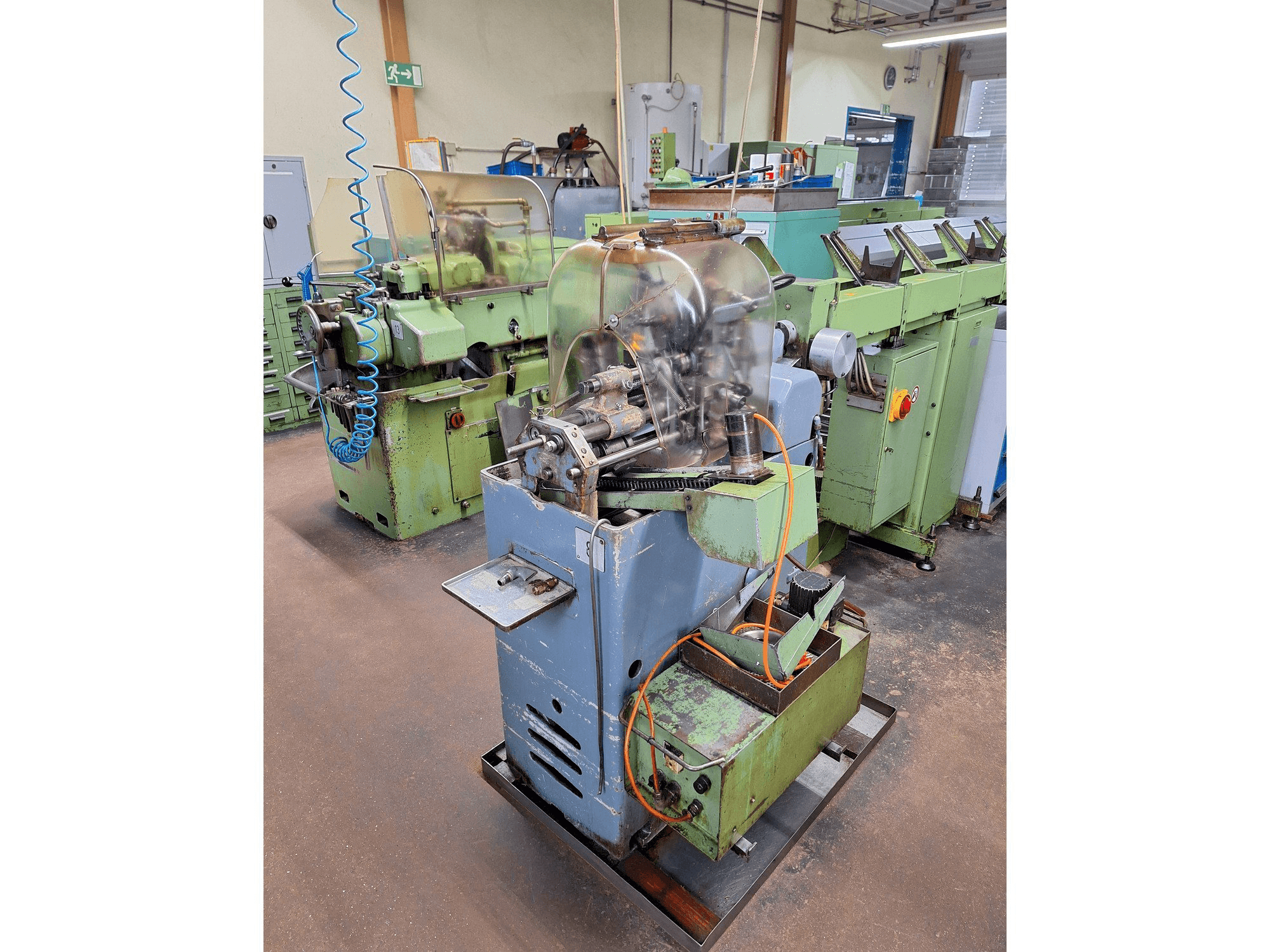 TRAUB A25-maskinen sedd från vänster sida