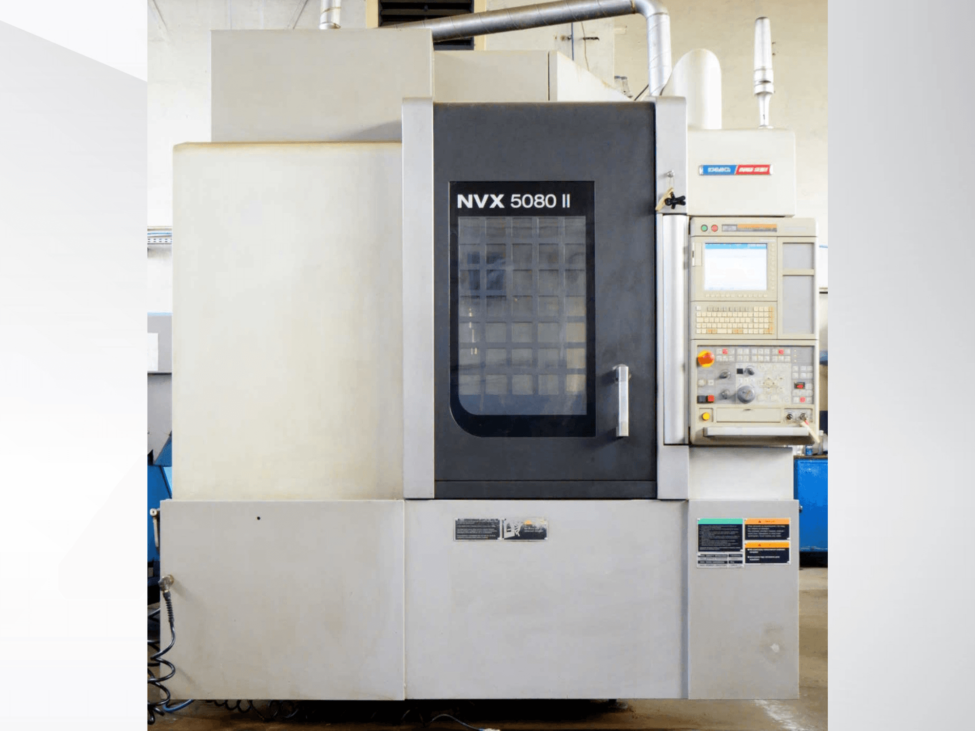 DMG Mori Seiki NVX 5080 II vertikalt bearbetningscenter, framifrån sett, med kontrollpanel och gallerlucka.