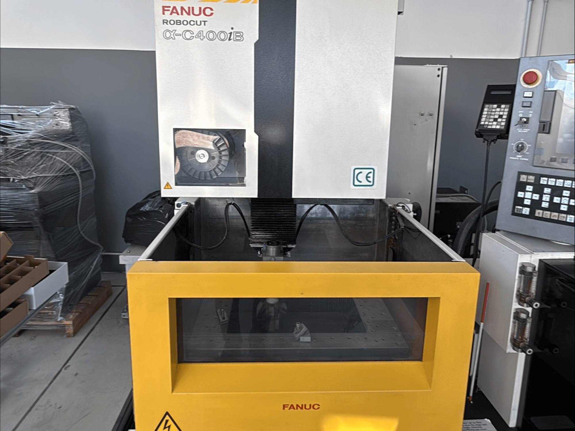 FANUC Robocut α-C400iB Wire EDM Machine, framifrån, med gul tank och kontrollpanel.