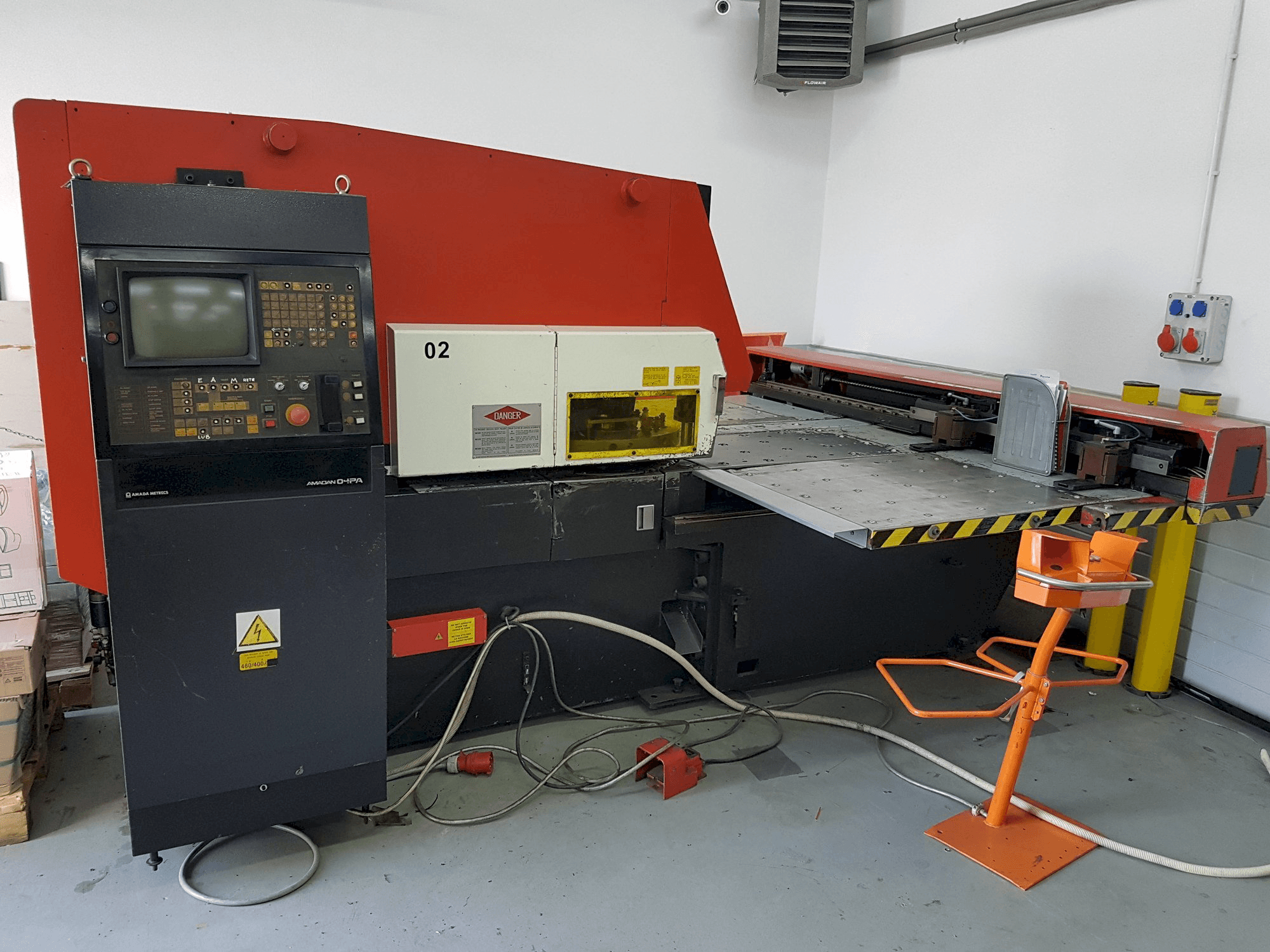 AMADA ARIES 245-maskinen framifrån