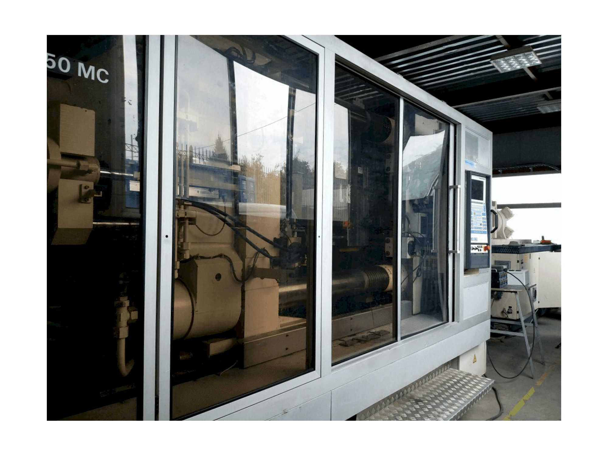 Krauss Maffei KM 800/1330 MC-maskinen framifrån