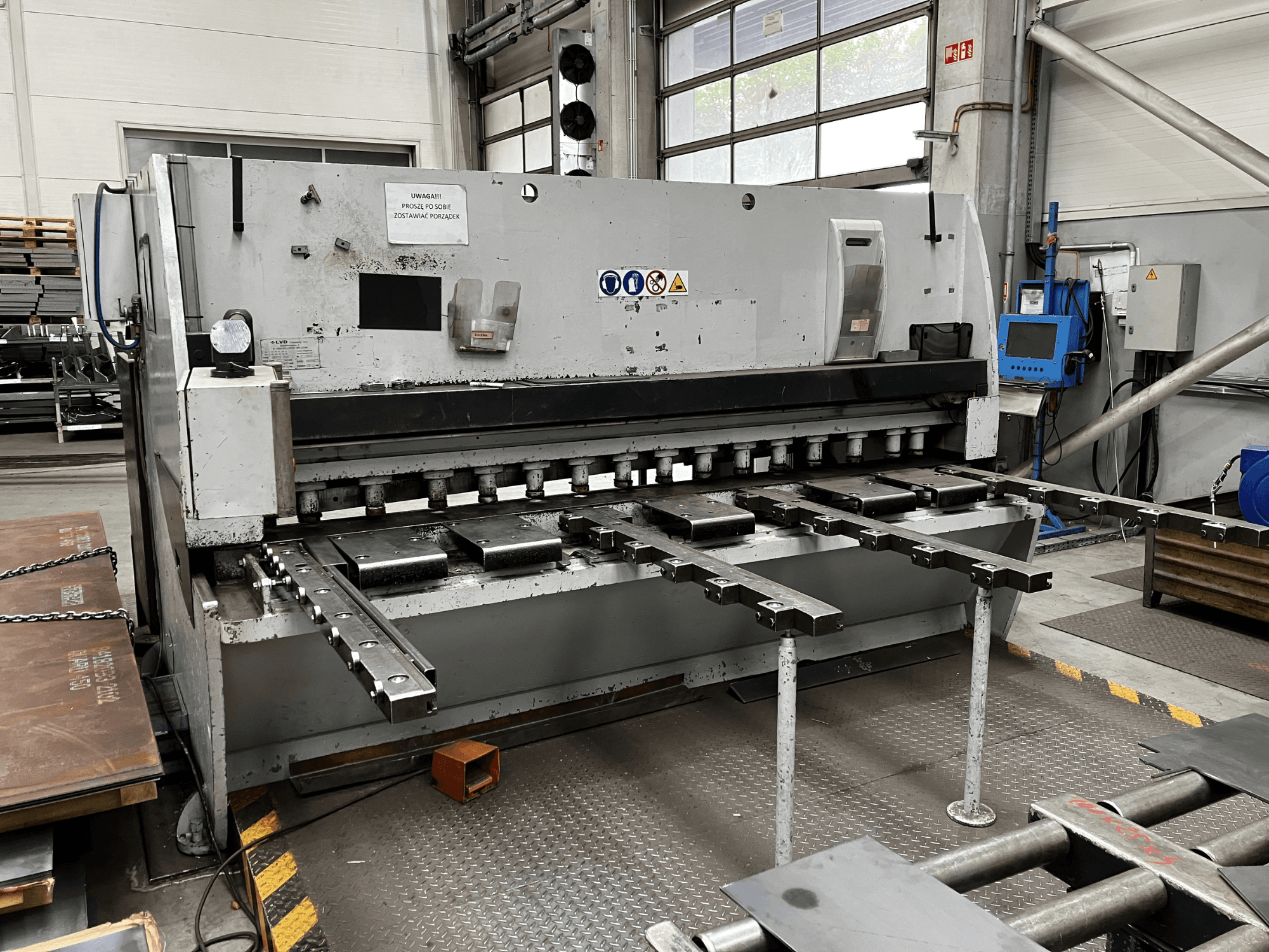 CNC-klippmaskin LVD MVS-TS 13/31, framifrån, med klippblad och kontrollpanel.