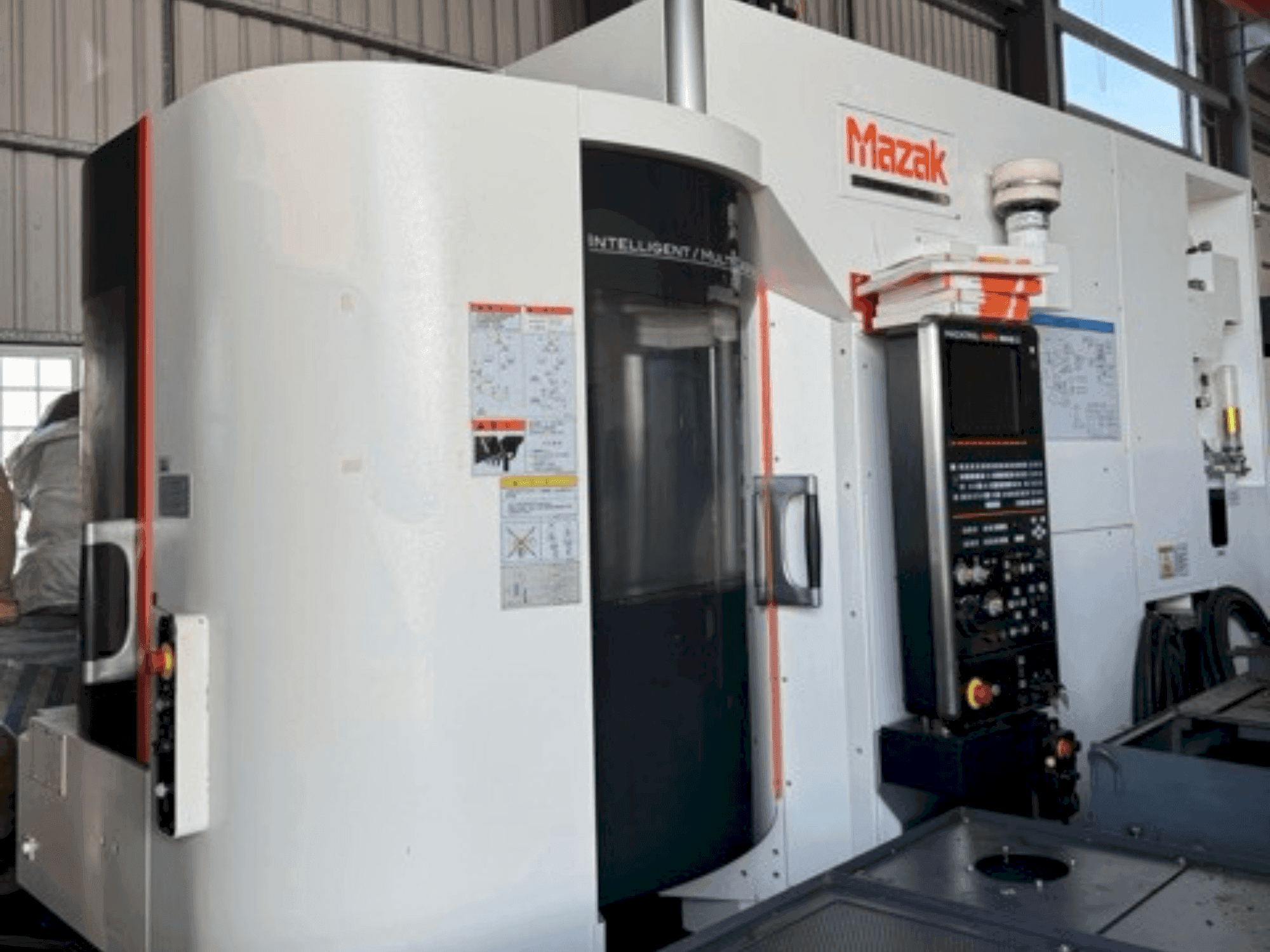 Mazak VARIAXIS J-500-maskinen framifrån