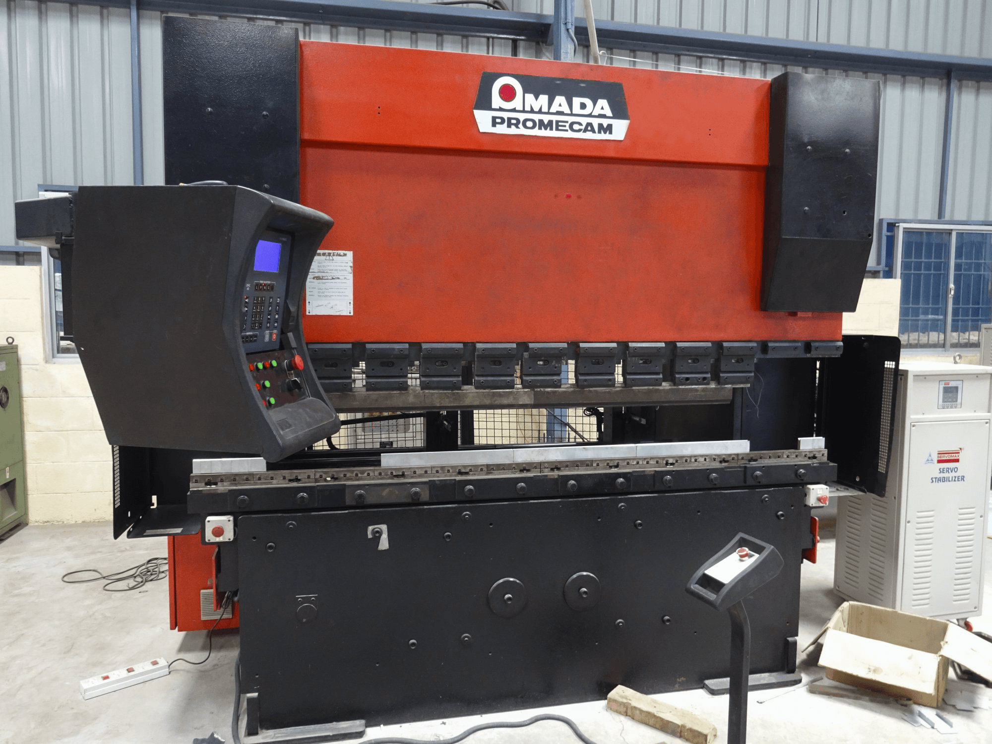 AMADA-maskinen framifrånHFBO Promecam