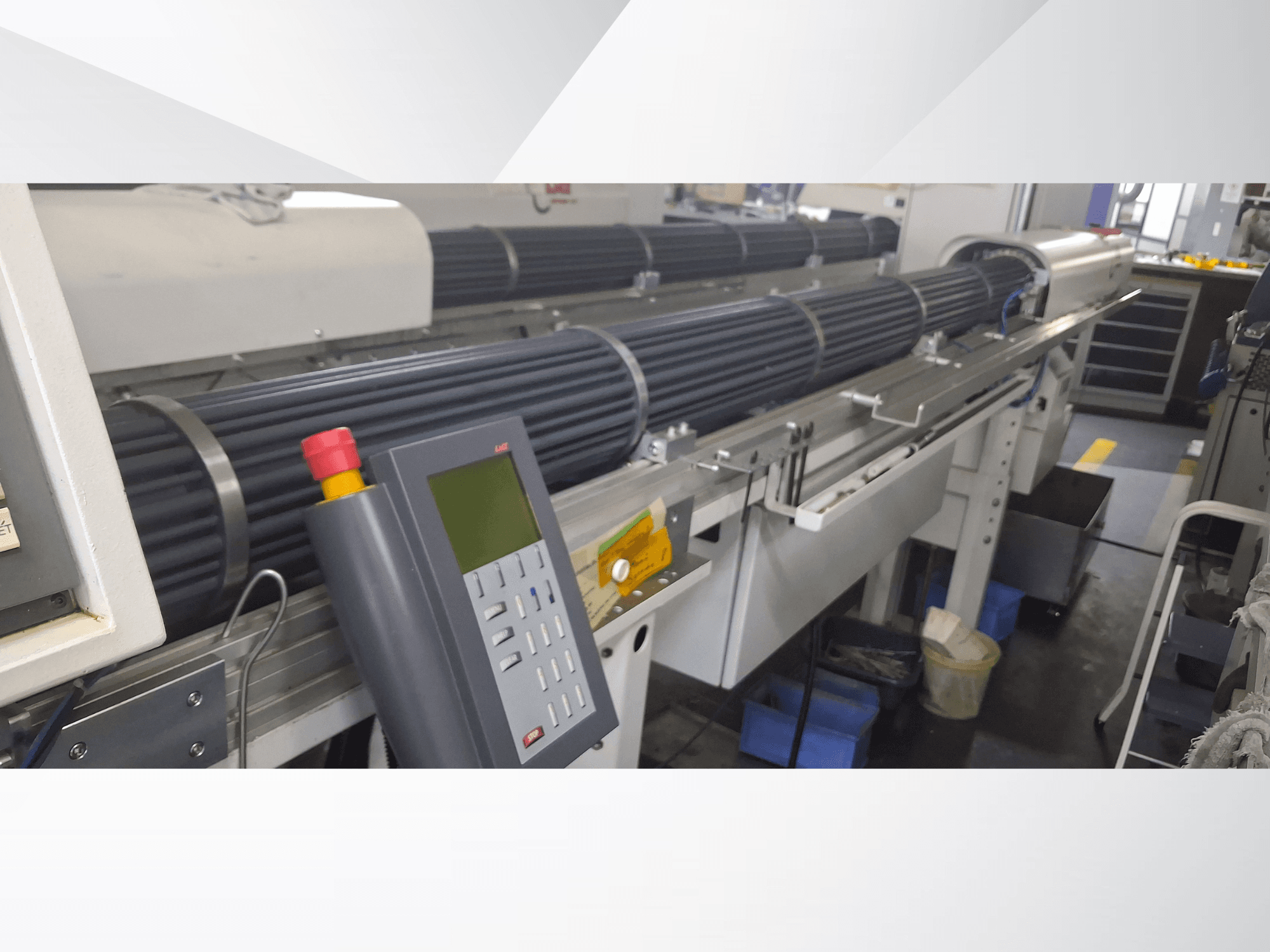 Svarv av schweizisk typ TORNOS DECO 10a framifrån, med kontrollpanel och roterande cylindrar för precisionsbearbetning.