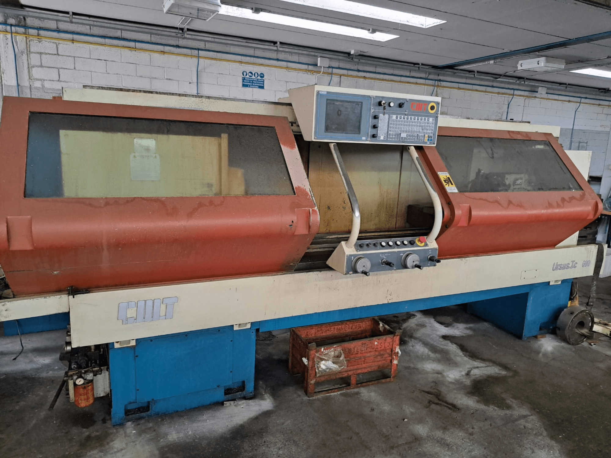 Horisontell svarv URSUS TC, framifrån, med rött hölje, kontrollpanel och synlig verktygshållare.