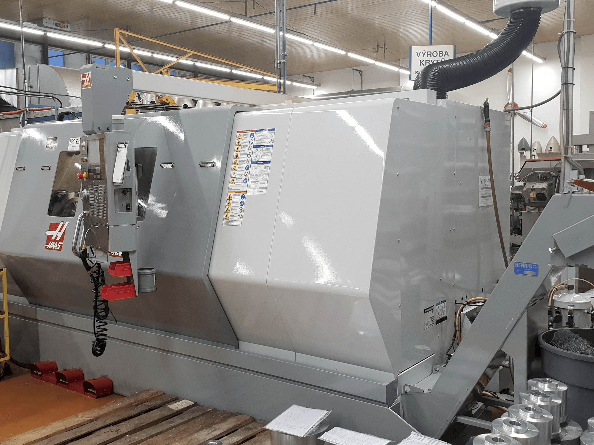 HAAS SL-40-maskinen sedd från höger