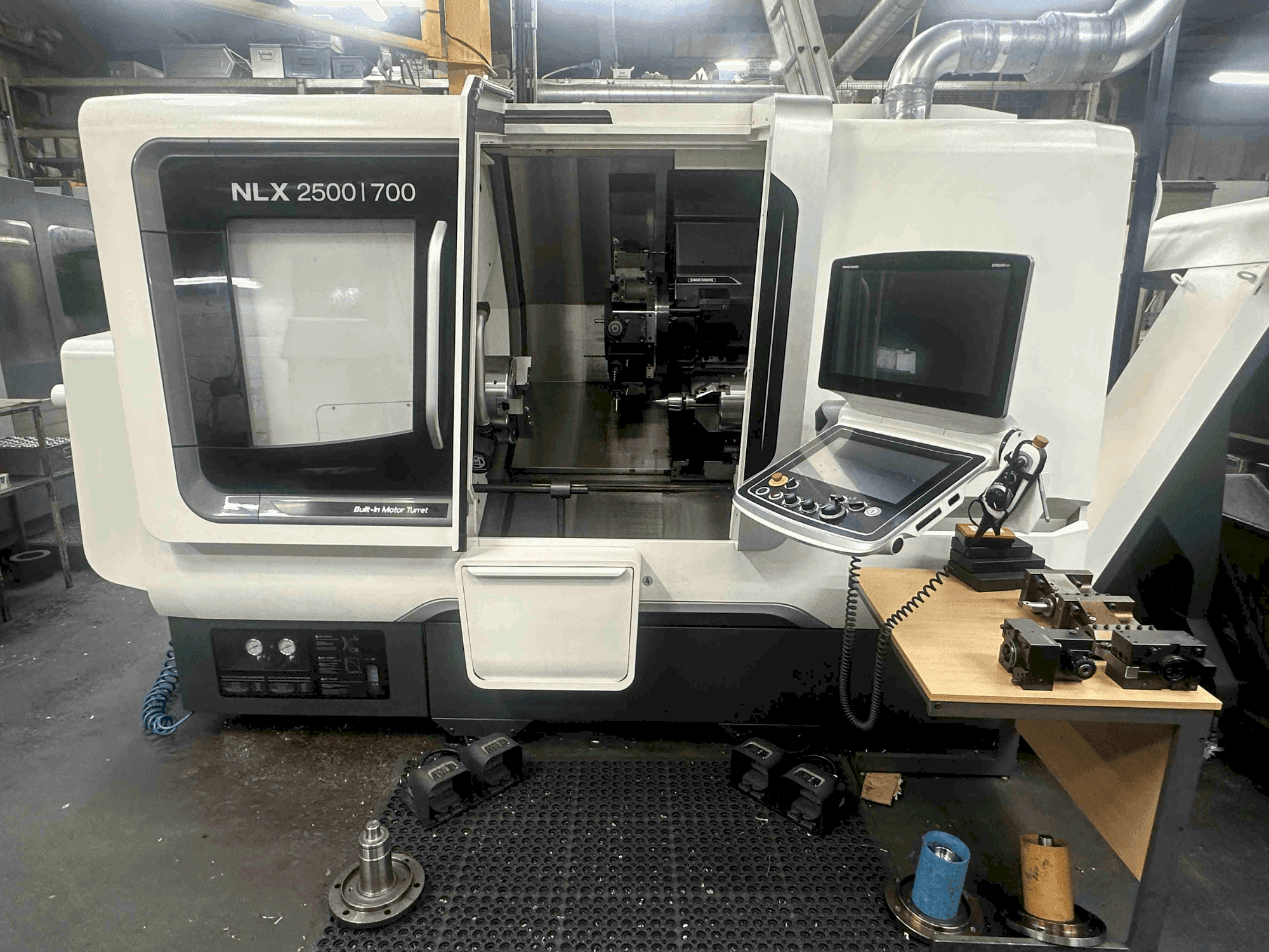 DMG MORI NLX2500SY/700-maskinen framifrån