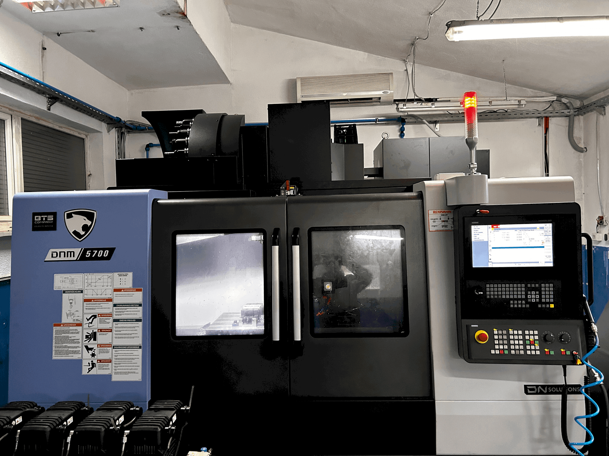 DN SOLUTIONS DNM 5700-maskinen framifrån