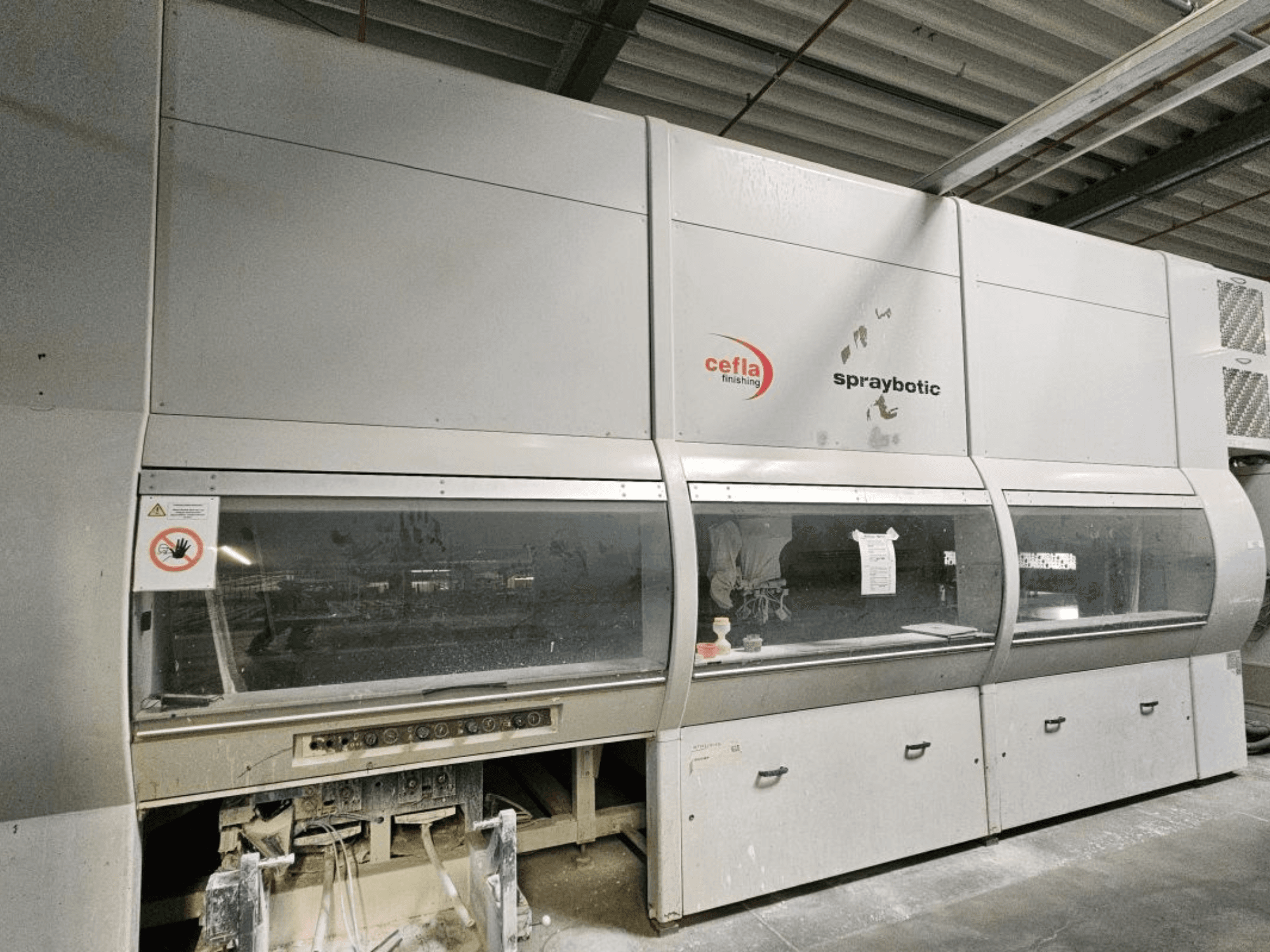 Cefla Spraybotic MD produktionslinje för trä, framifrån, med kontrollpanel och tydliga displayfönster.