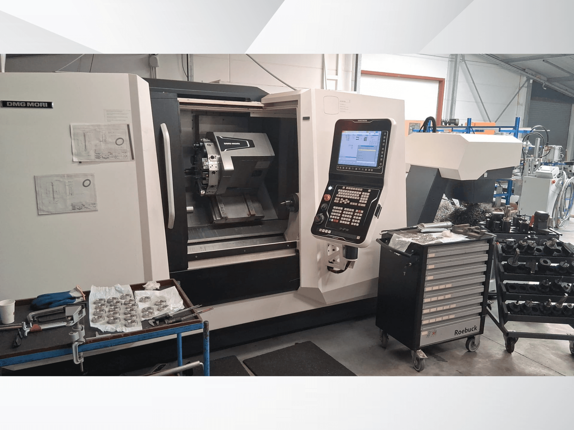 DMG MORI CLX450 horisontell svarvmaskin framifrån, med kontrollpanel, arbetsområde, verktyg och metalldelar.
