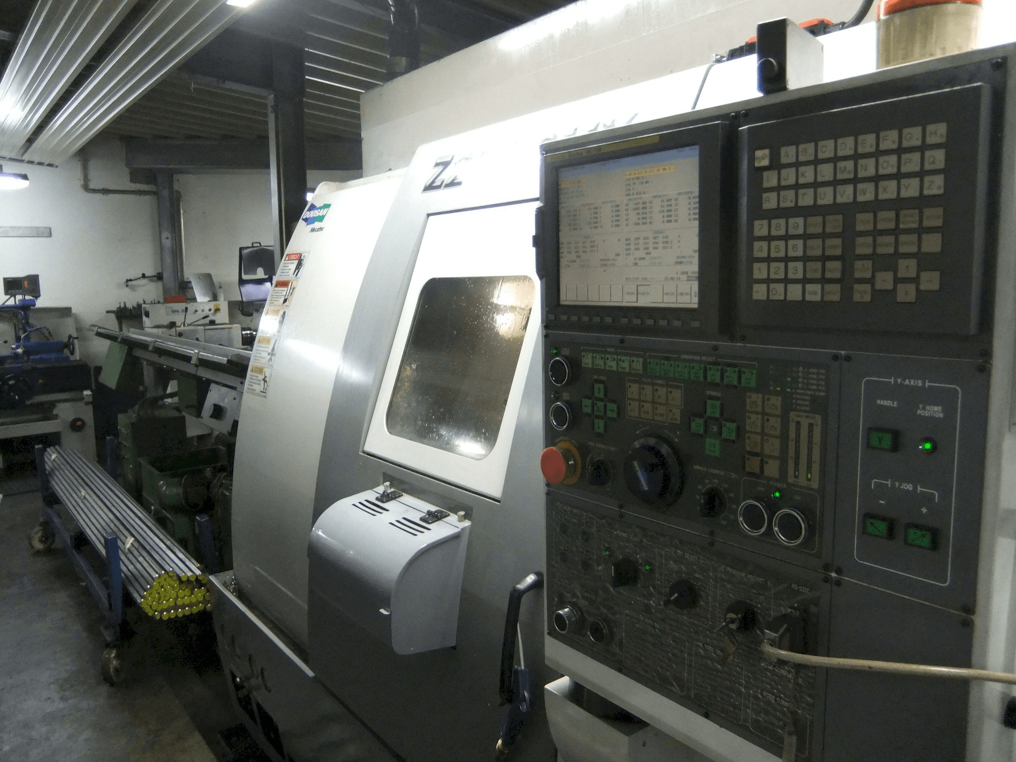 Doosan Z290 SMY-maskinen sedd från höger