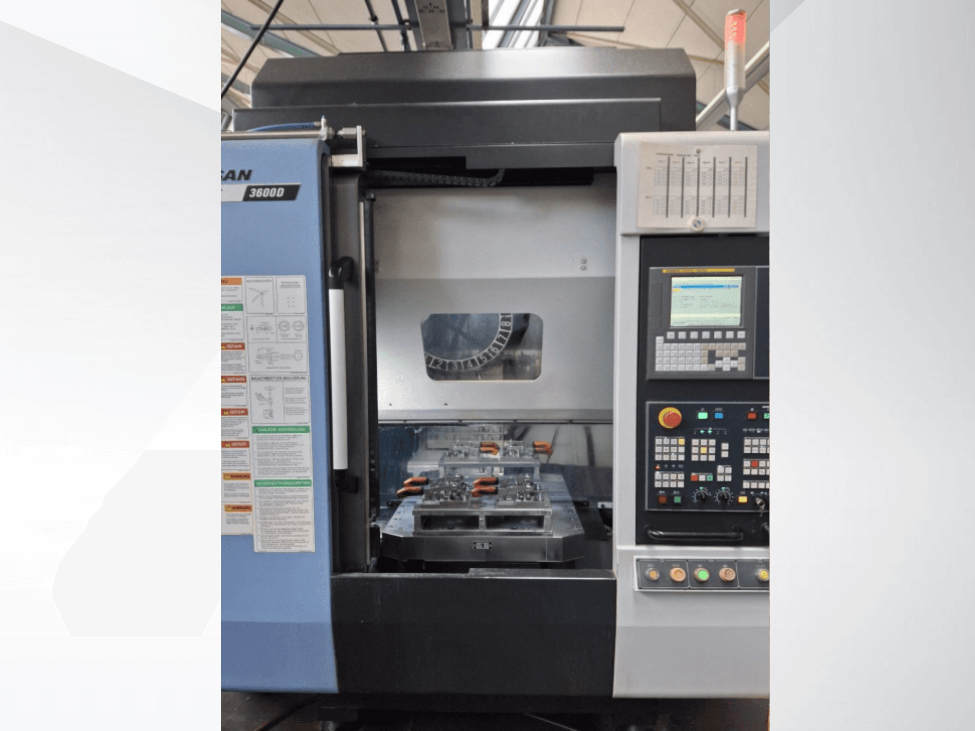 DOOSAN T 3600 D vertikal svarv framifrån, med kontrollpanel och arbetsområde med verktyg.