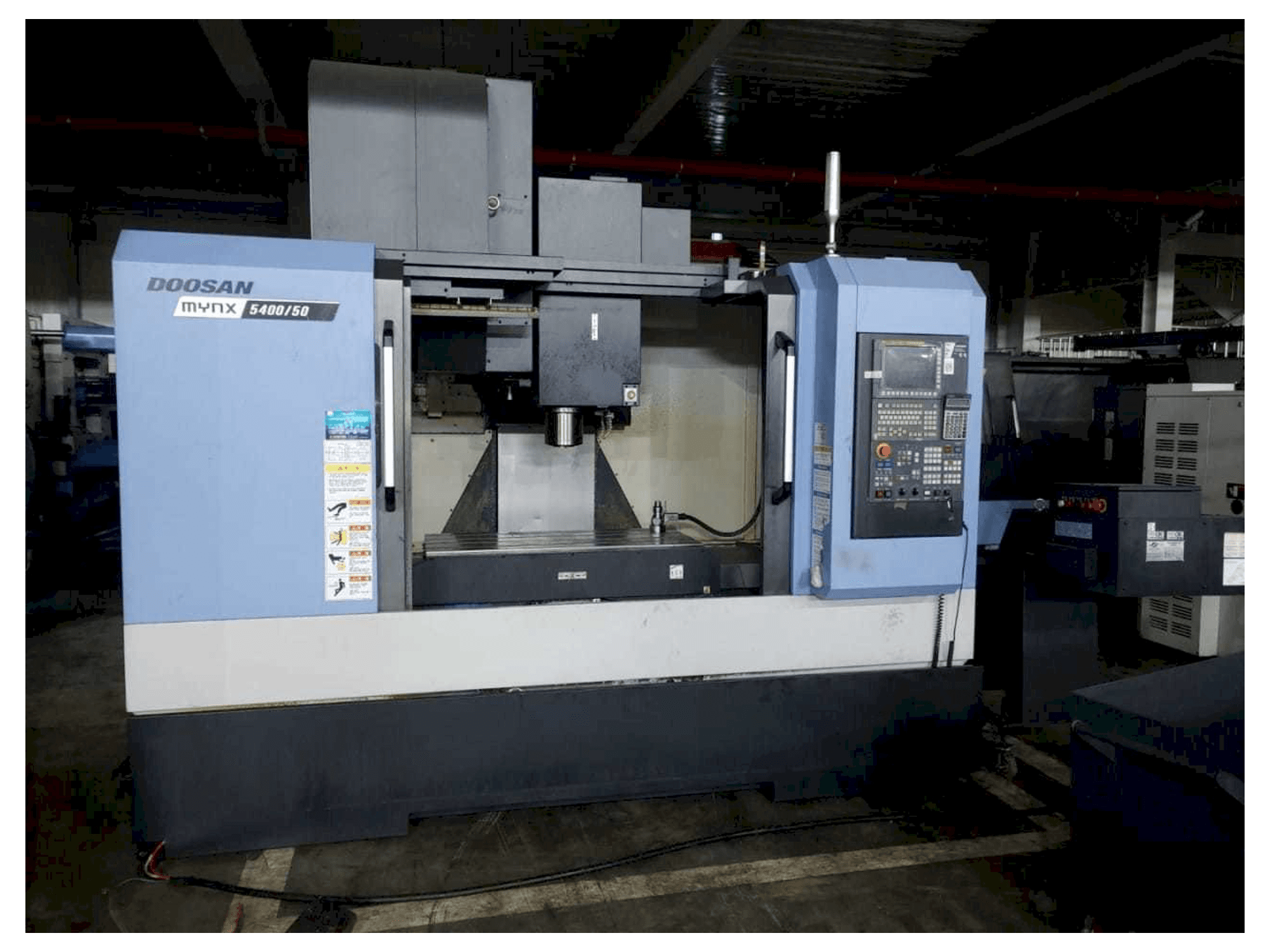 Doosan MYNX 5400/50-maskinen framifrån