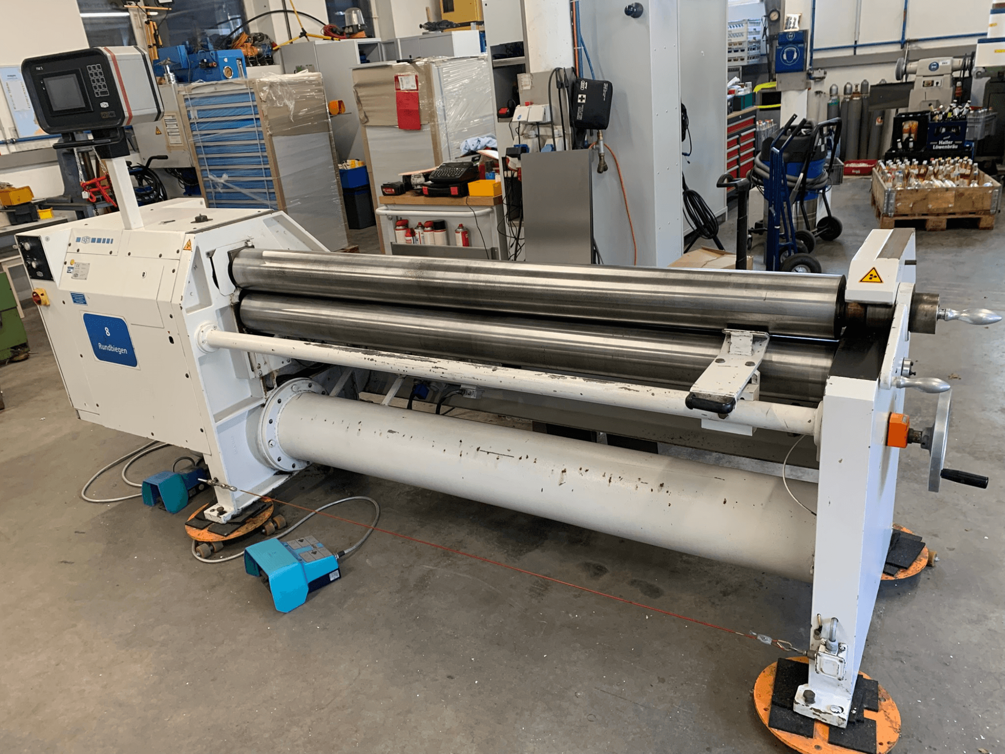 Plåtvalsmaskin av modell FASTI 136-20-4.5, sedd från sidan, med silverfärgade valsar och kontrollpanel.