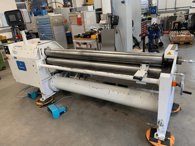 Plåtvalsmaskin av modell FASTI 136-20-4.5, sedd från sidan, med silverfärgade valsar och kontrollpanel.