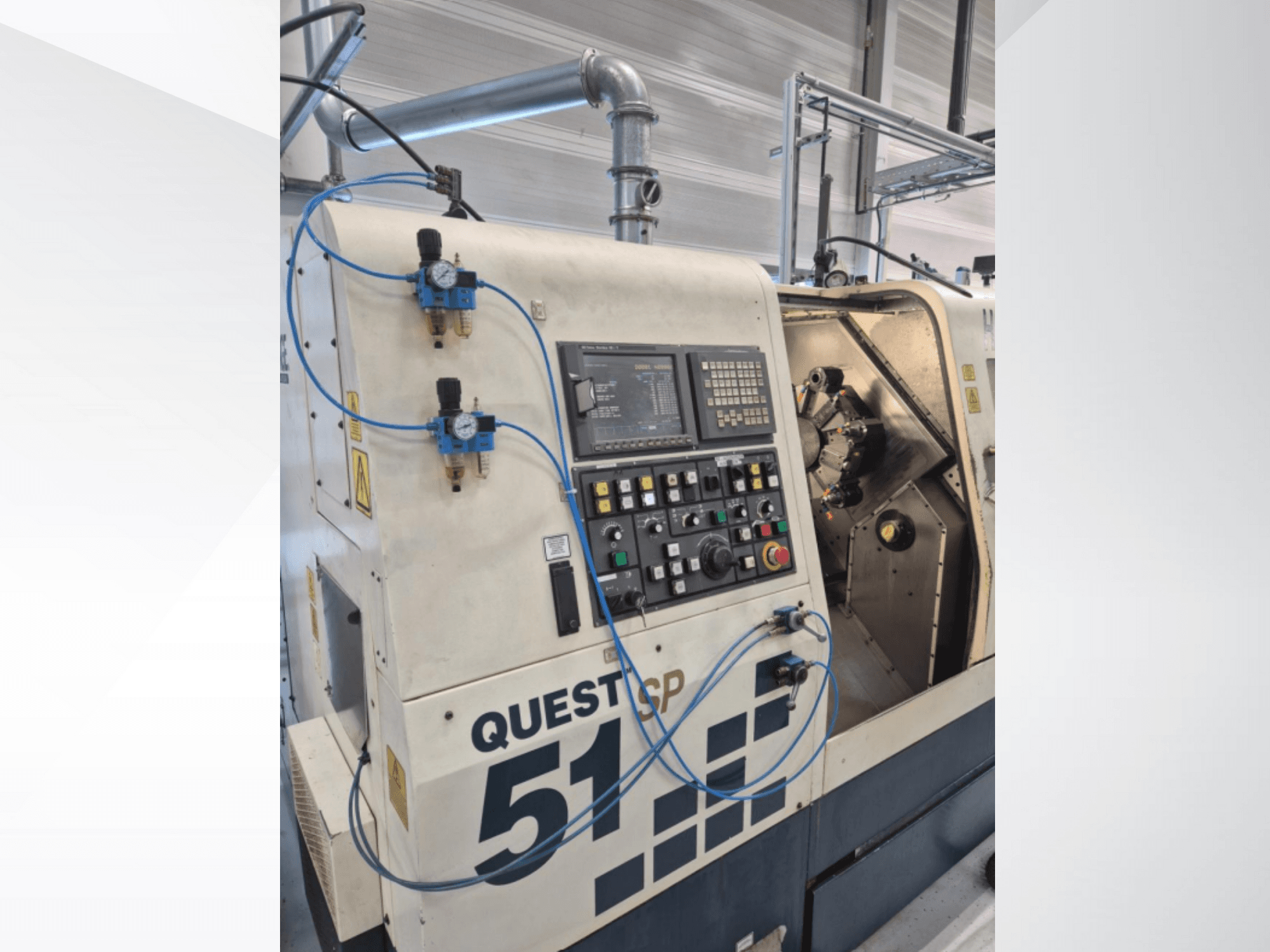 Questcp 51 CNC-maskin framifrån, kontrollpanel med knappar och display, pneumatiska reglage, industridesign.