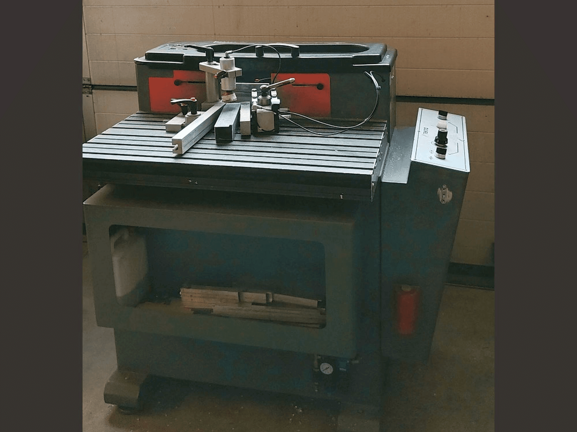 Tekna TK661-maskinen sedd från vänster sida