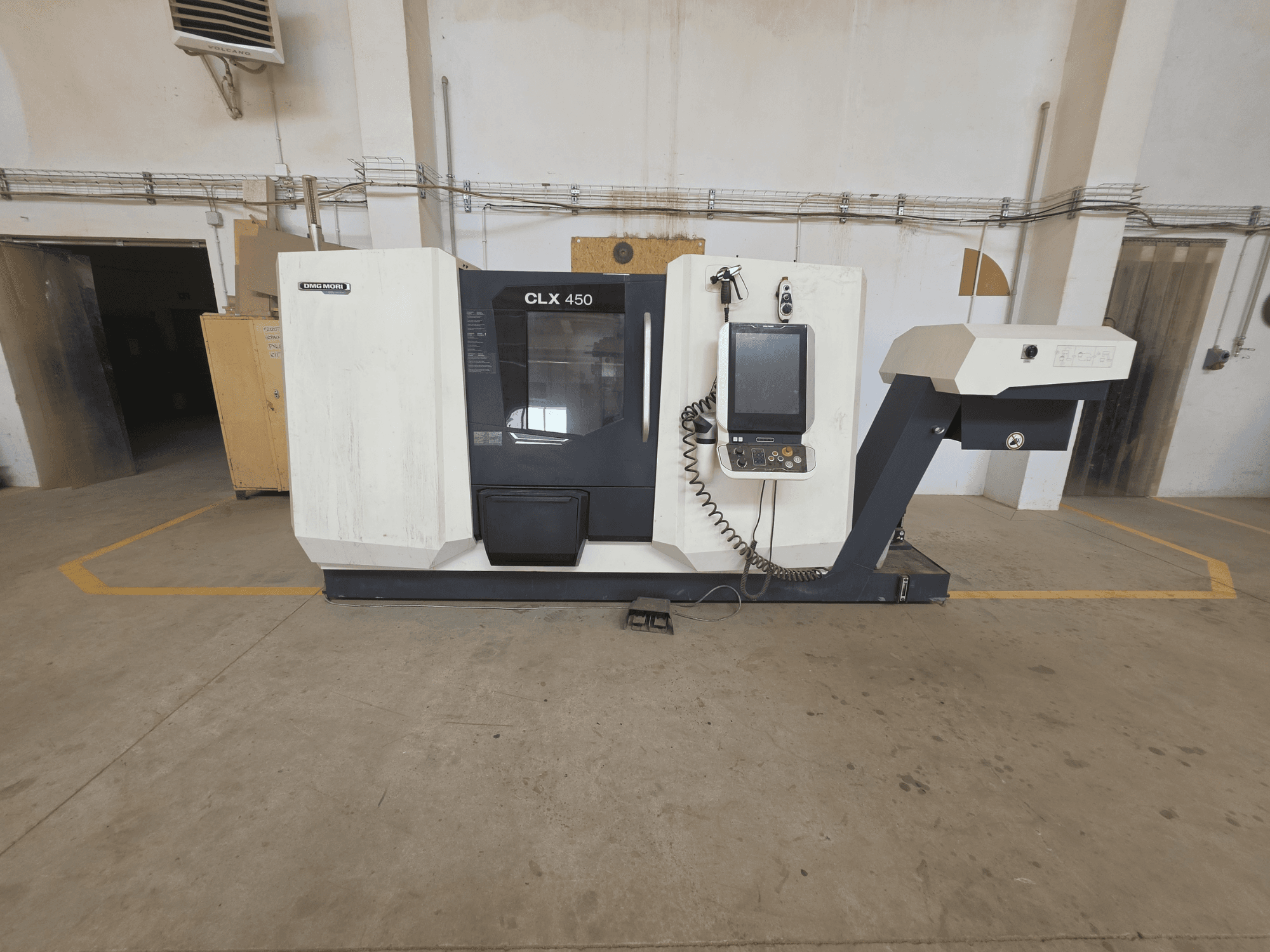 Horisontell vy av DMG MORI CLX 450 V4 svarv, med kontrollpanel, spindelområde och ren industrimiljö.