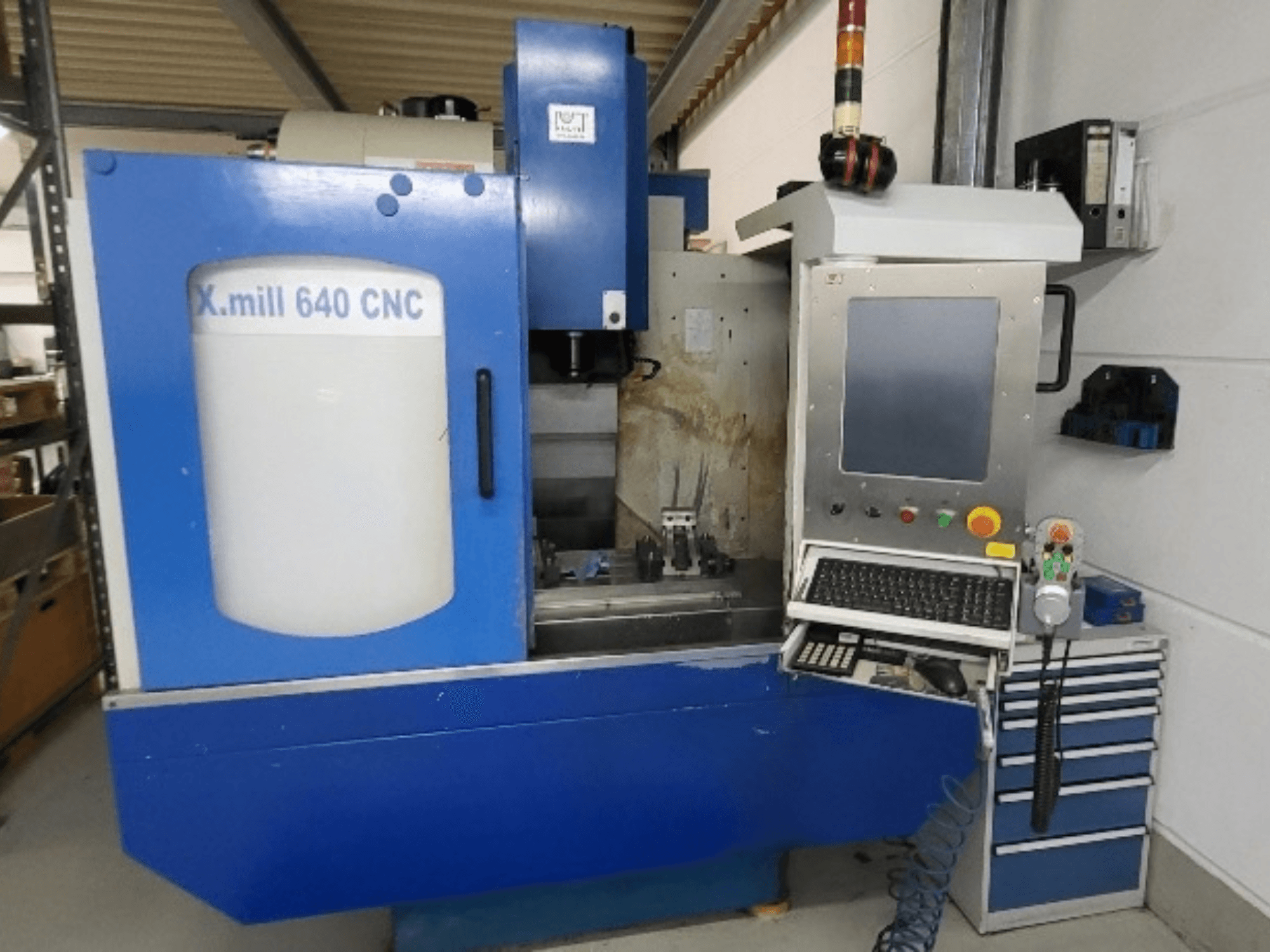 Blått vertikalt CNC-bearbetningscenter av typen KNUTH X-mill 640, framifrån sett med kontrollpanelen och tangentbordet synliga.