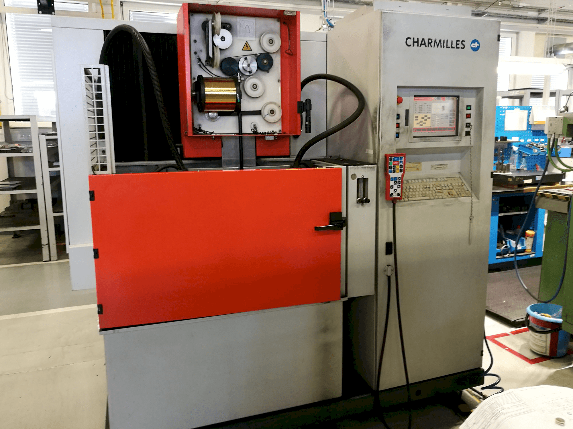 CHARMILLES-maskinen framifrånROBOFIL 240 SL