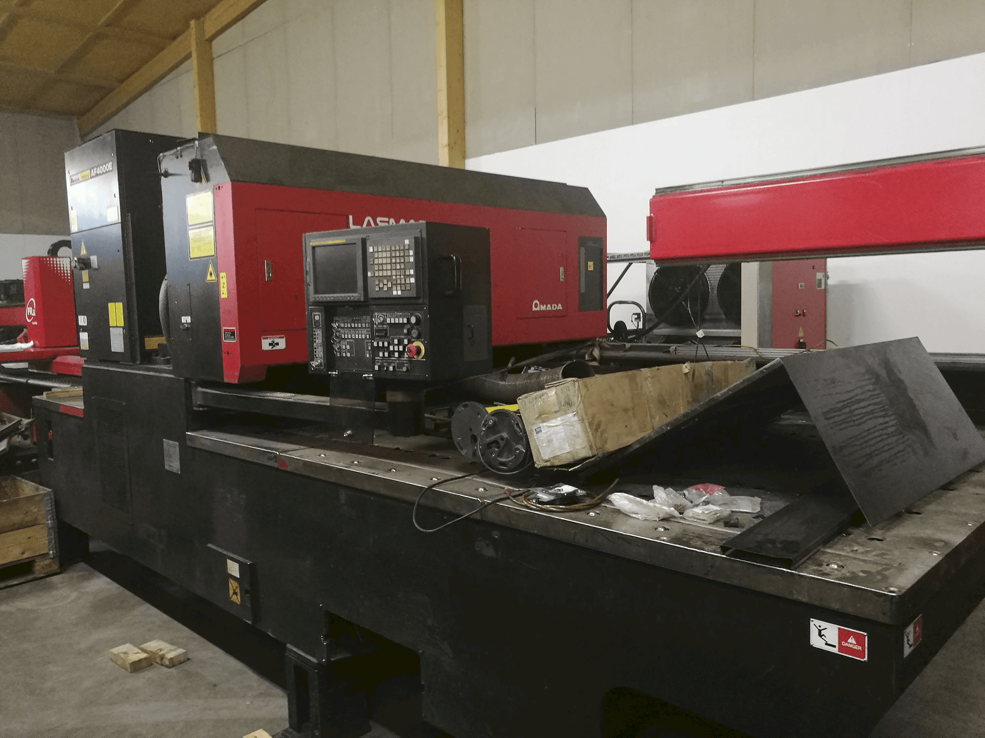 AMADA-maskinen sedd från högerLC 2415 α3