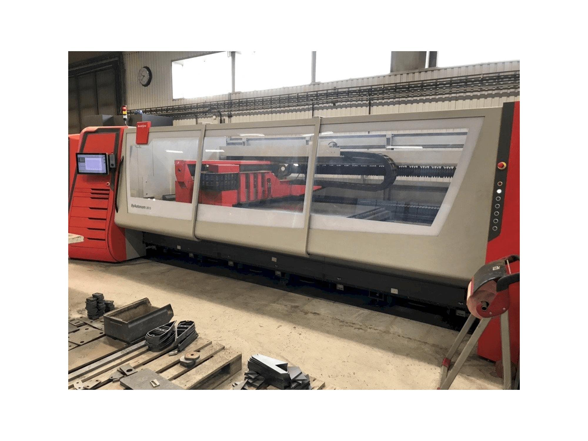 Bystronic ByAutonom 3015-maskinen sedd från höger sida